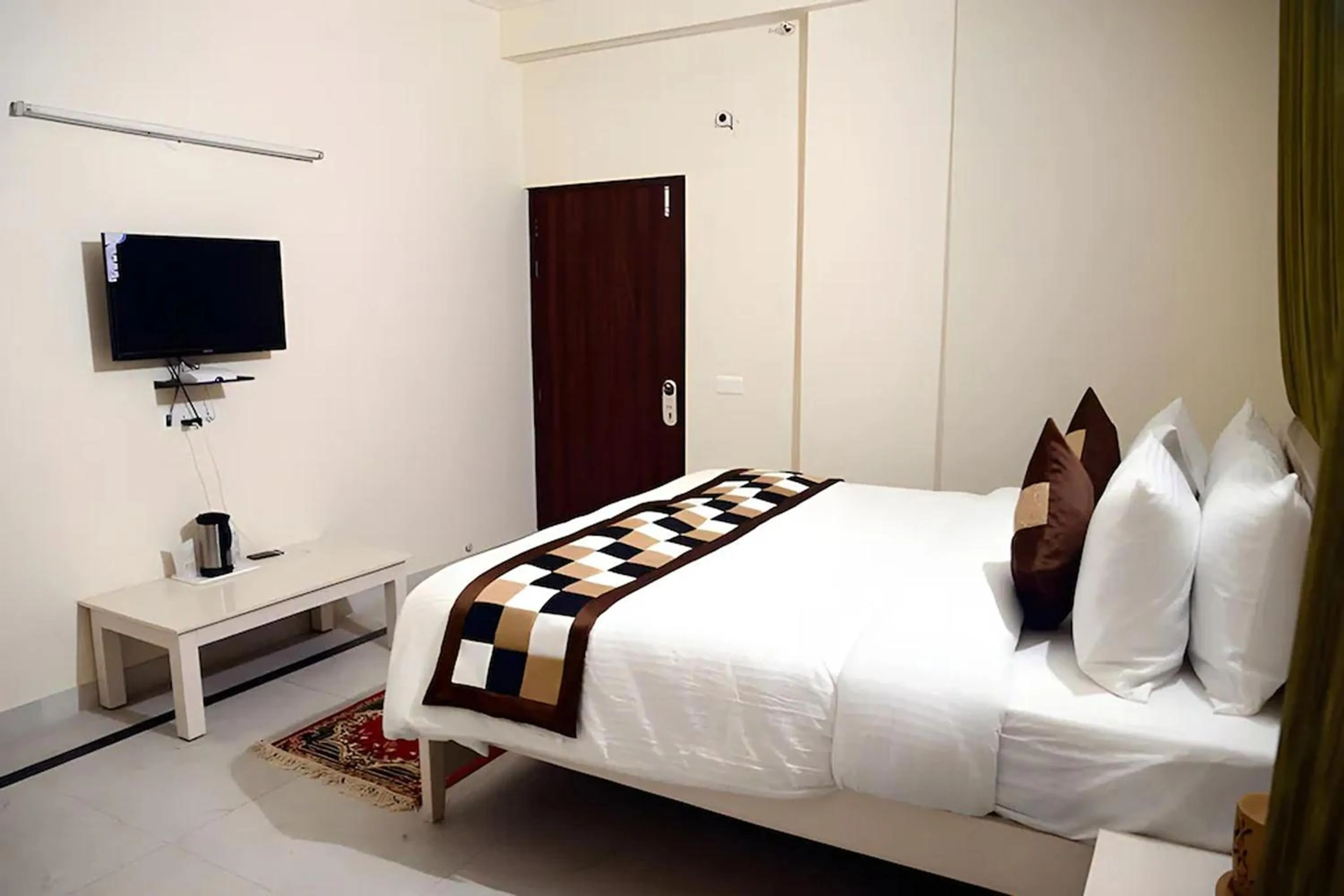 Bedroom in Hotel Dior Near Jal Mahal, Jaipur