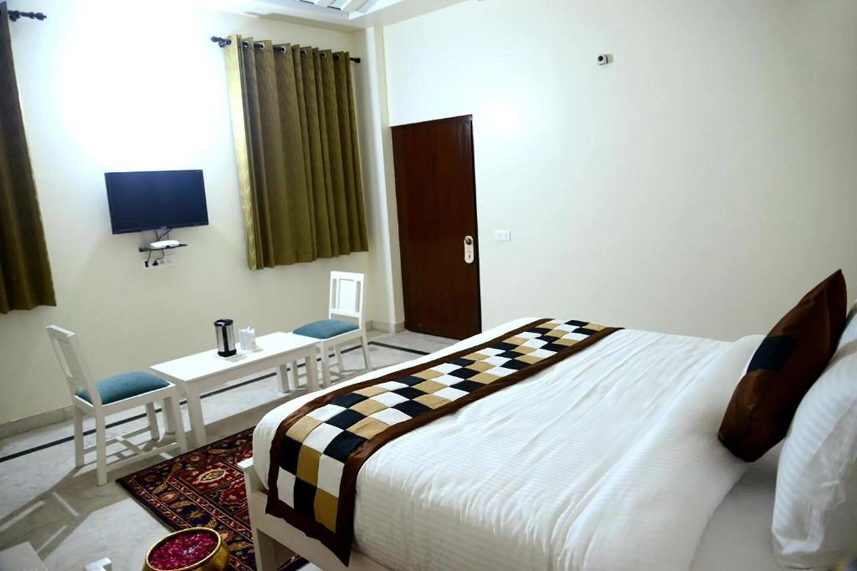 Bedroom in Hotel Dior Near Jal Mahal, Jaipur