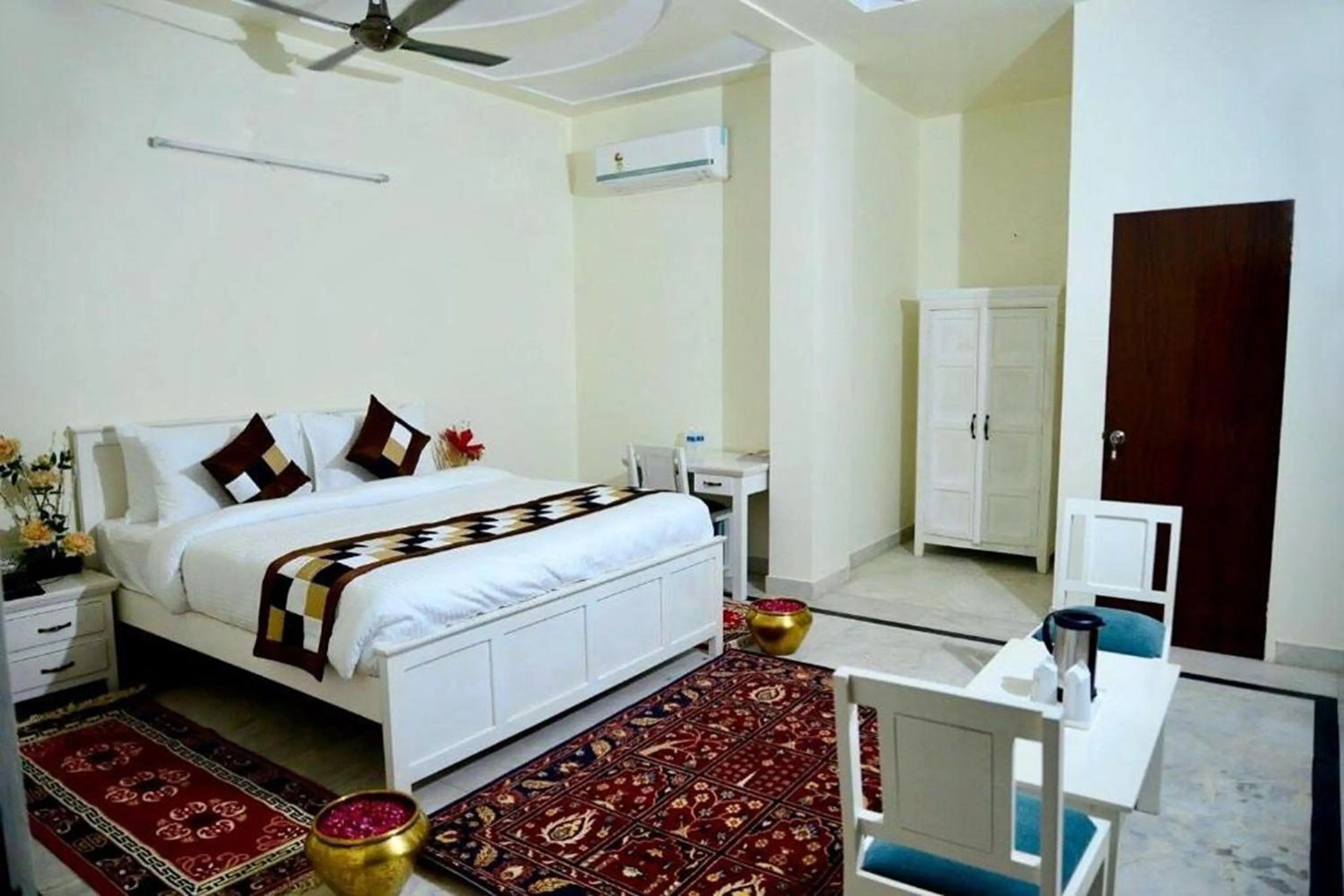 Bedroom in Hotel Dior Near Jal Mahal, Jaipur