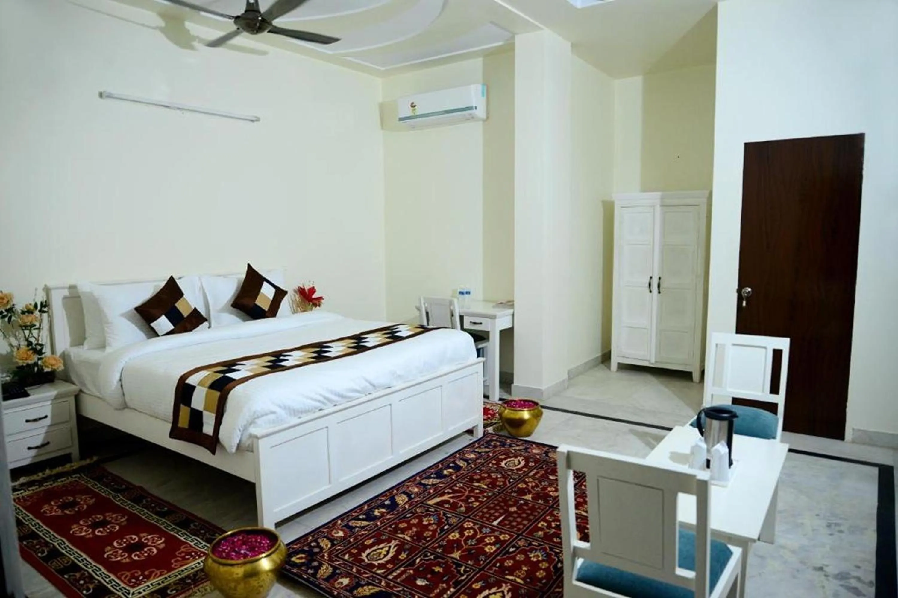 Bedroom in Hotel Dior Near Jal Mahal, Jaipur
