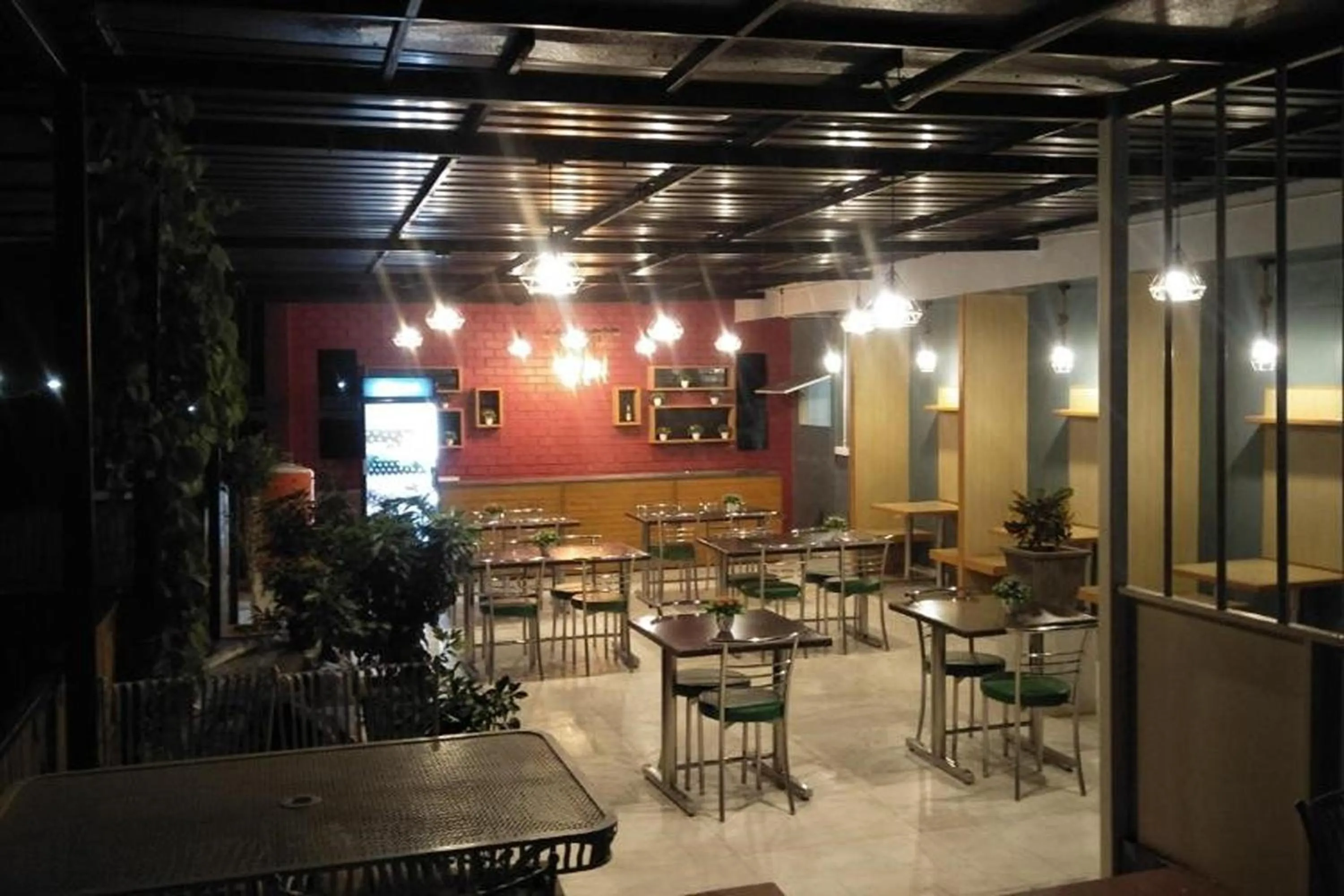 Restaurant/places to eat in Hotel Dior Near Jal Mahal, Jaipur
