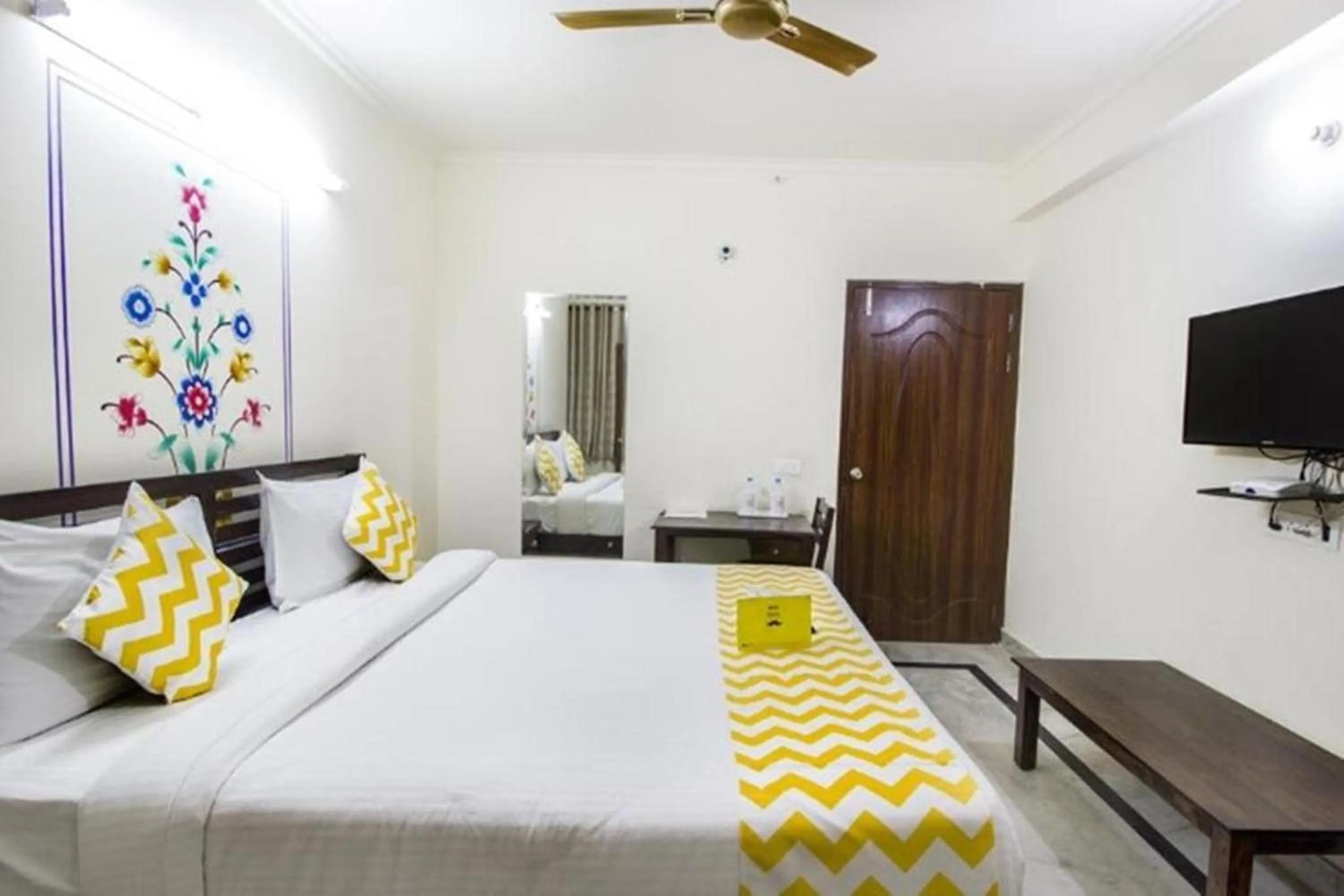Bedroom in Hotel Dior Near Jal Mahal, Jaipur