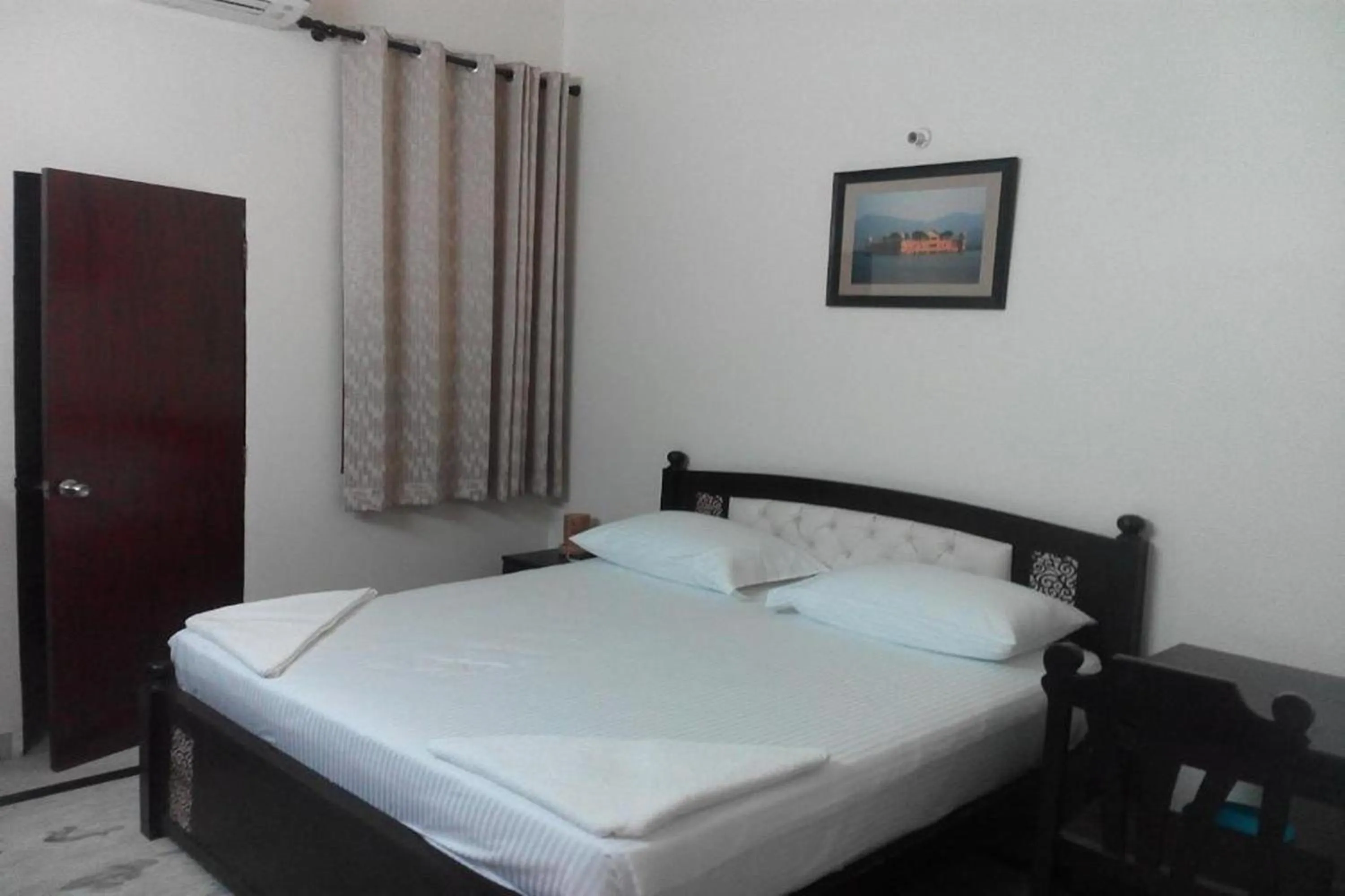 Bedroom in Hotel Dior Near Jal Mahal, Jaipur