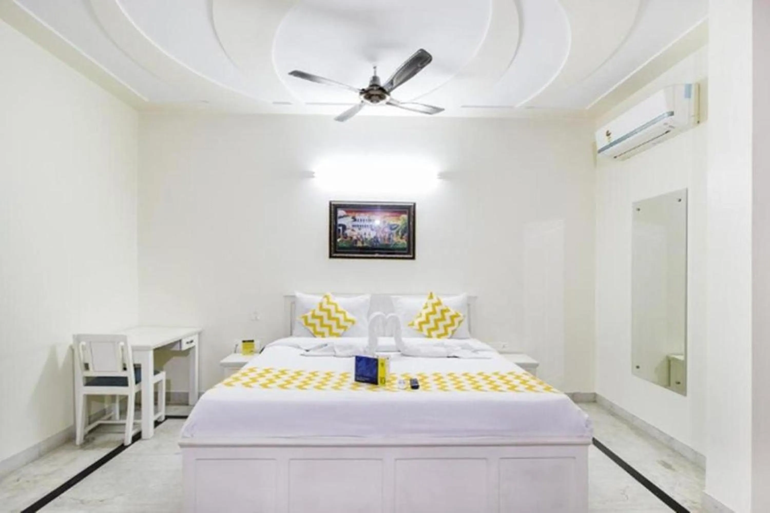 Bedroom in Hotel Dior Near Jal Mahal, Jaipur