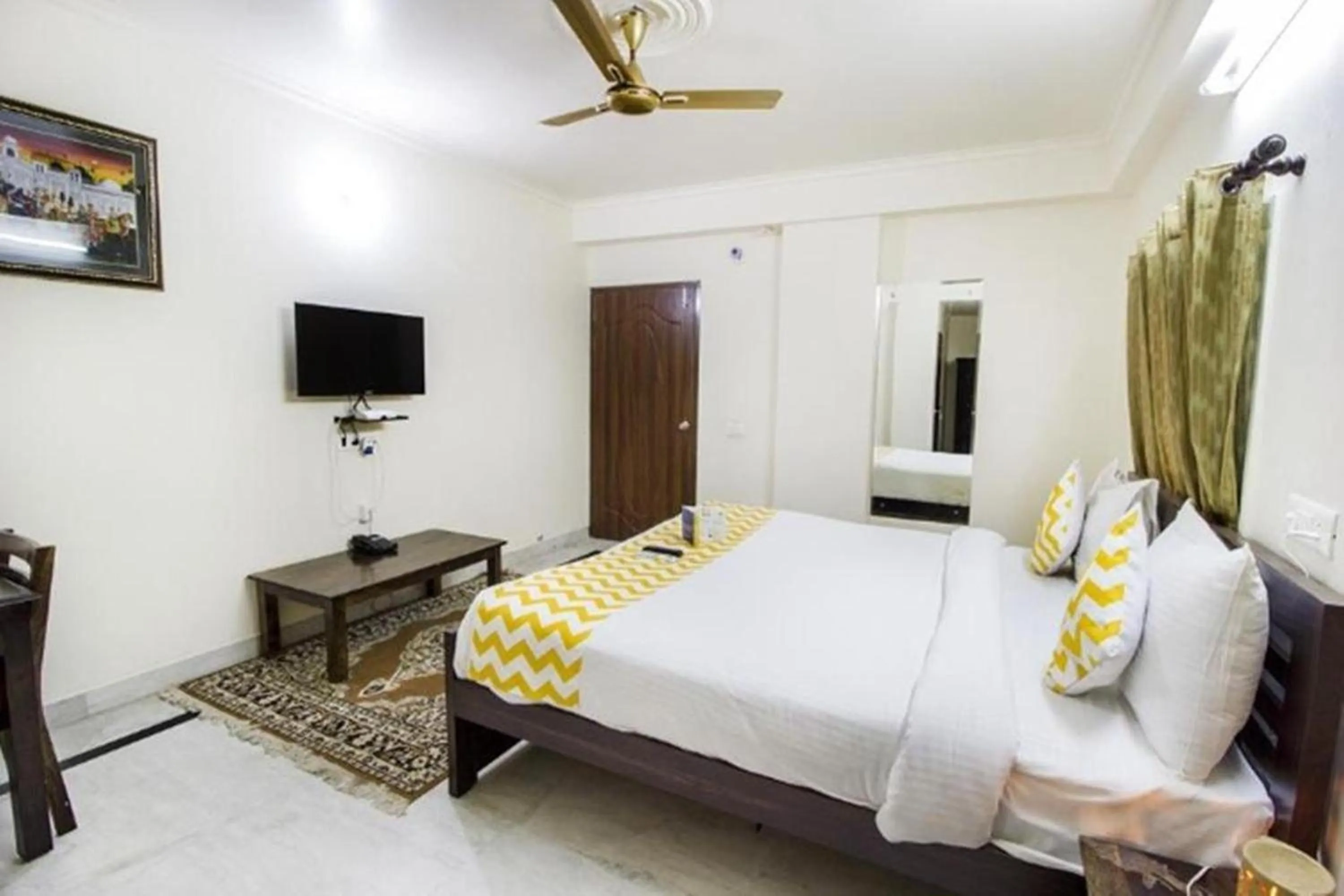Bedroom in Hotel Dior Near Jal Mahal, Jaipur
