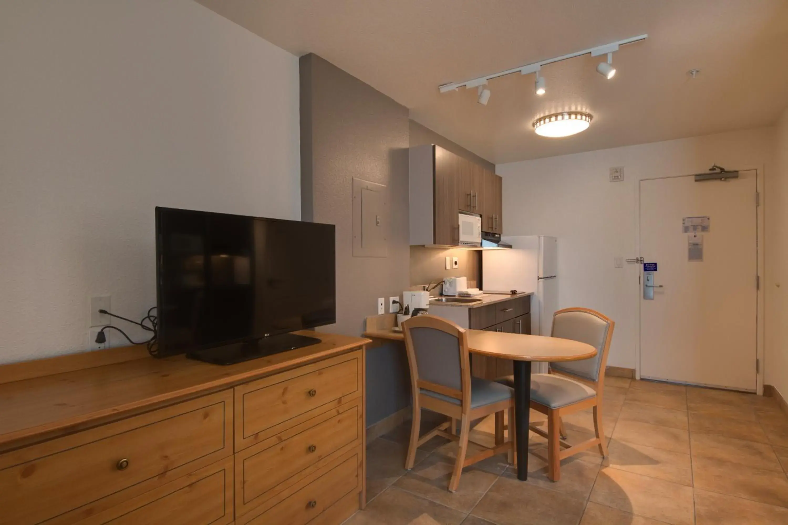 Deluxe Queen Room - Non-Smoking in Studio 6-Brownsville, TX Deluxe Queen Room - Non-Smoking in Studio 6-Brownsville, TX