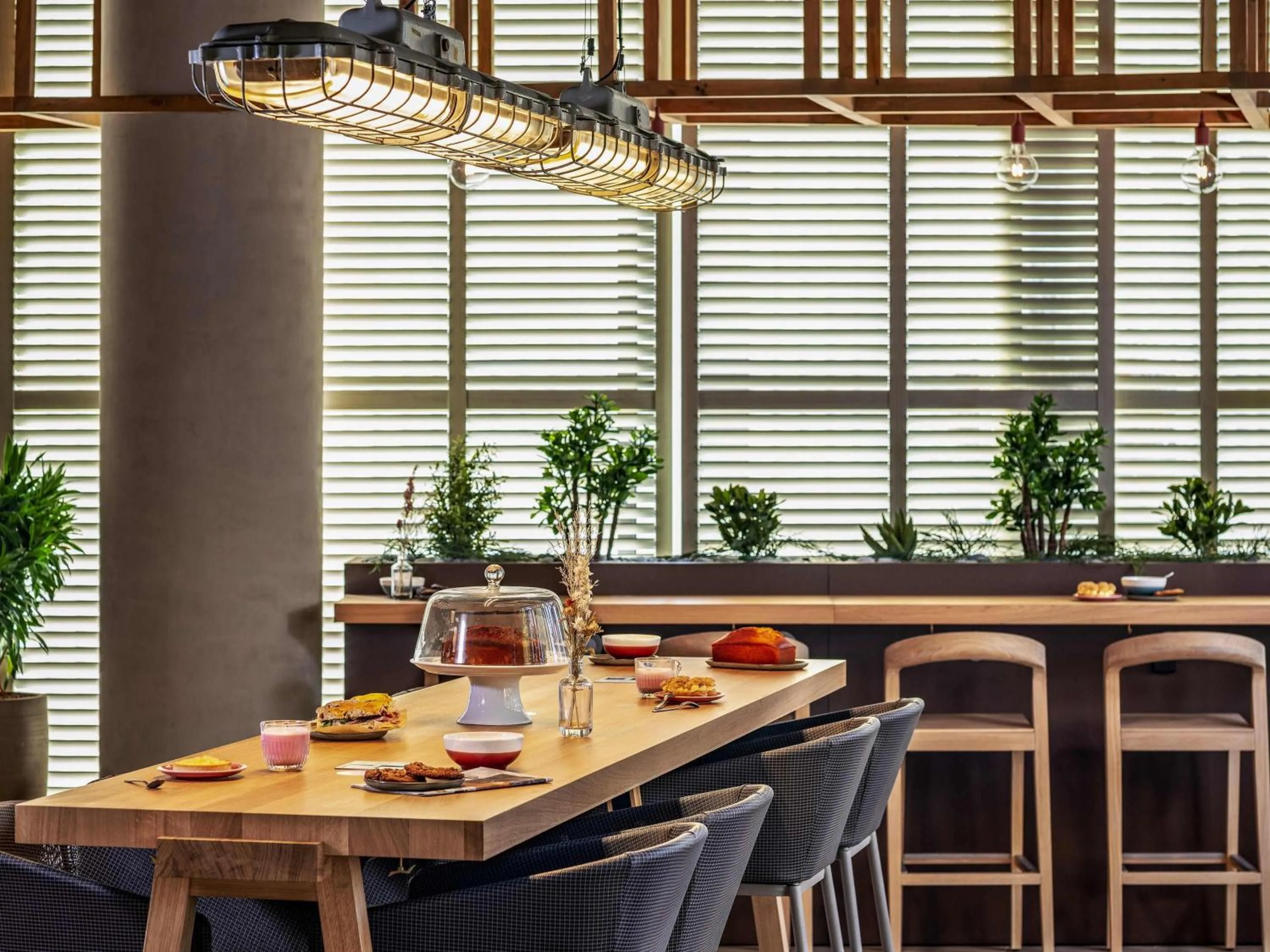 Lounge or bar in Novotel Paris Porte Versailles