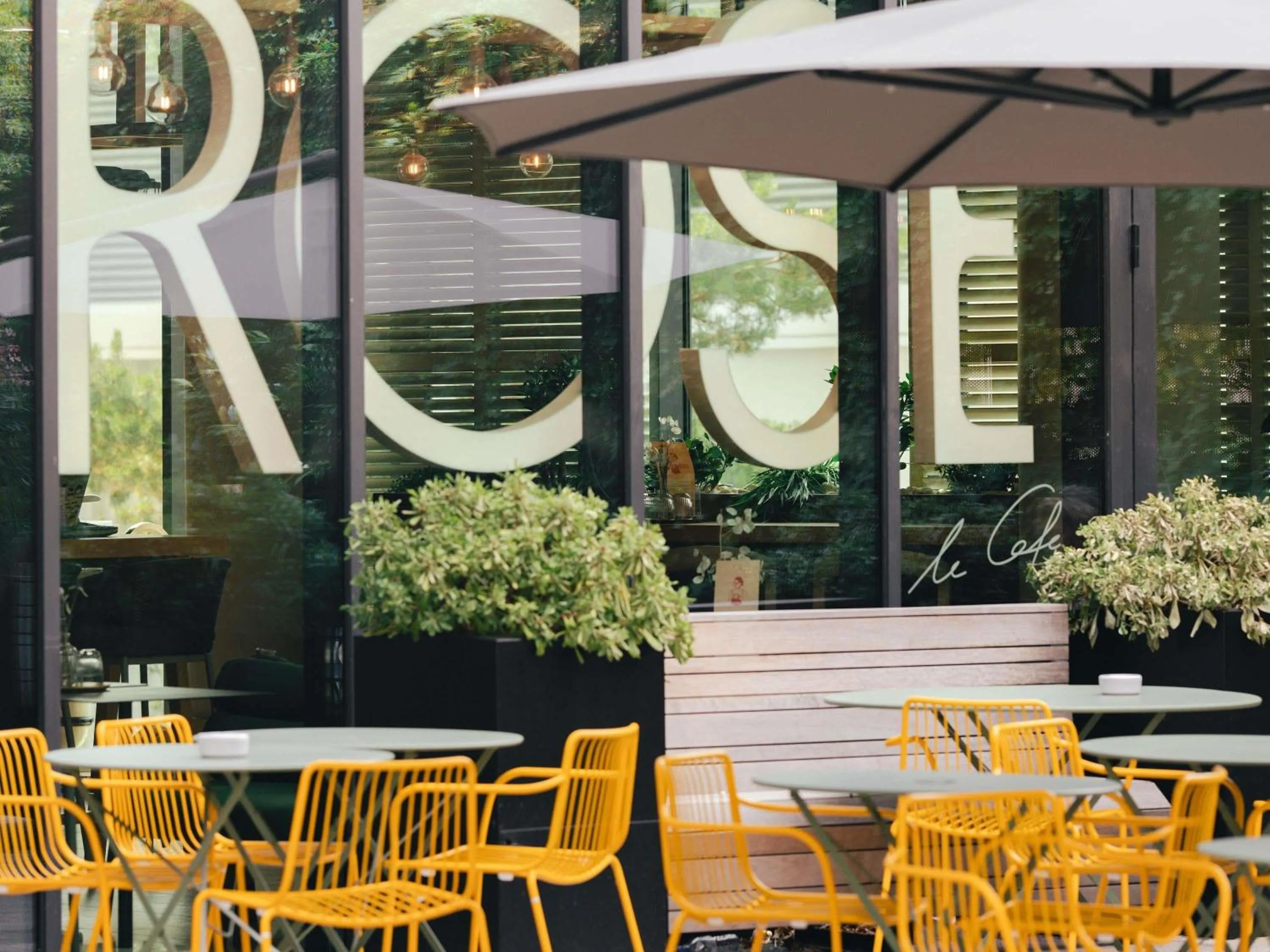 Restaurant/places to eat in Novotel Paris Porte Versailles