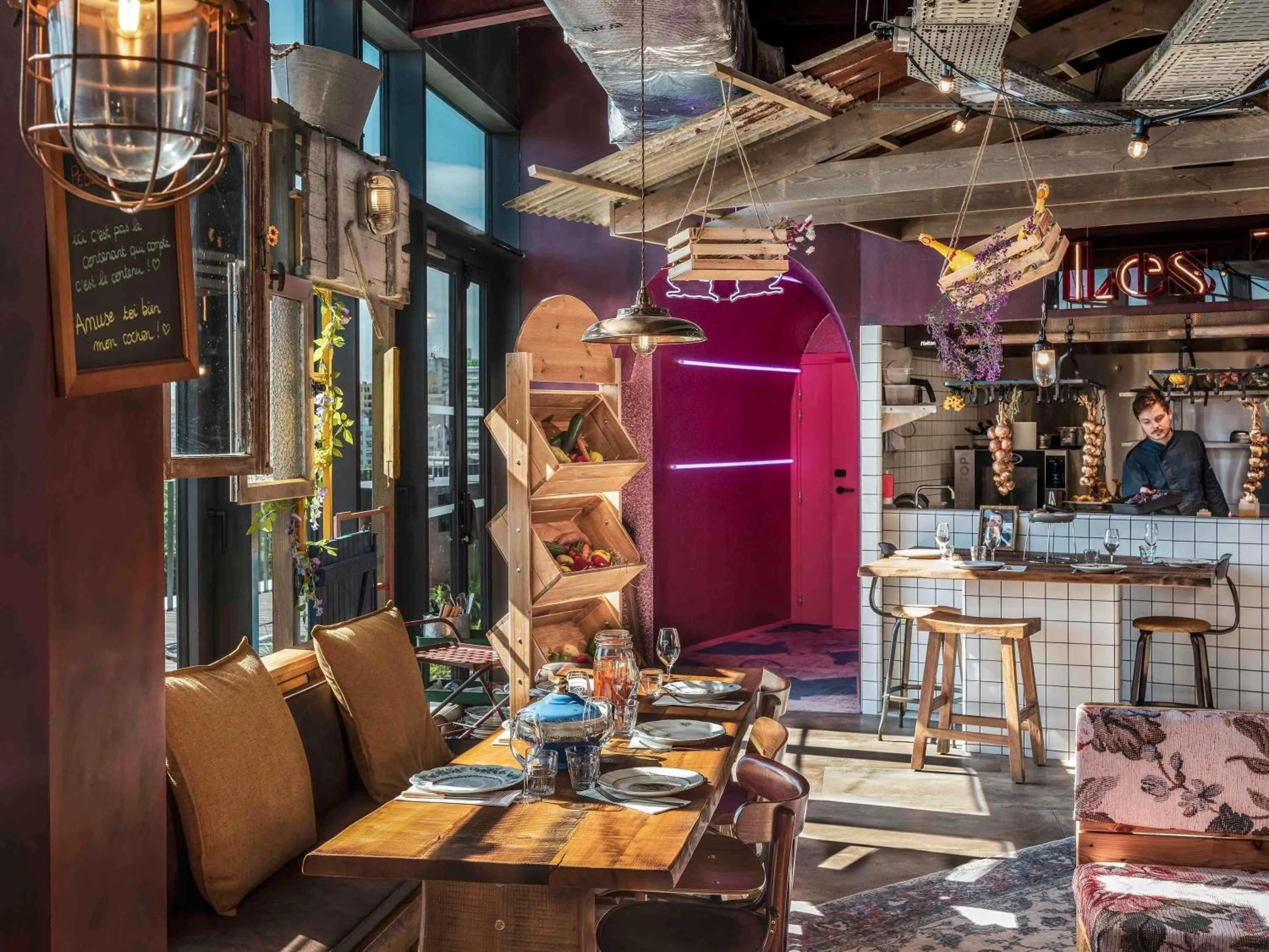 Restaurant/places to eat in Novotel Paris Porte Versailles