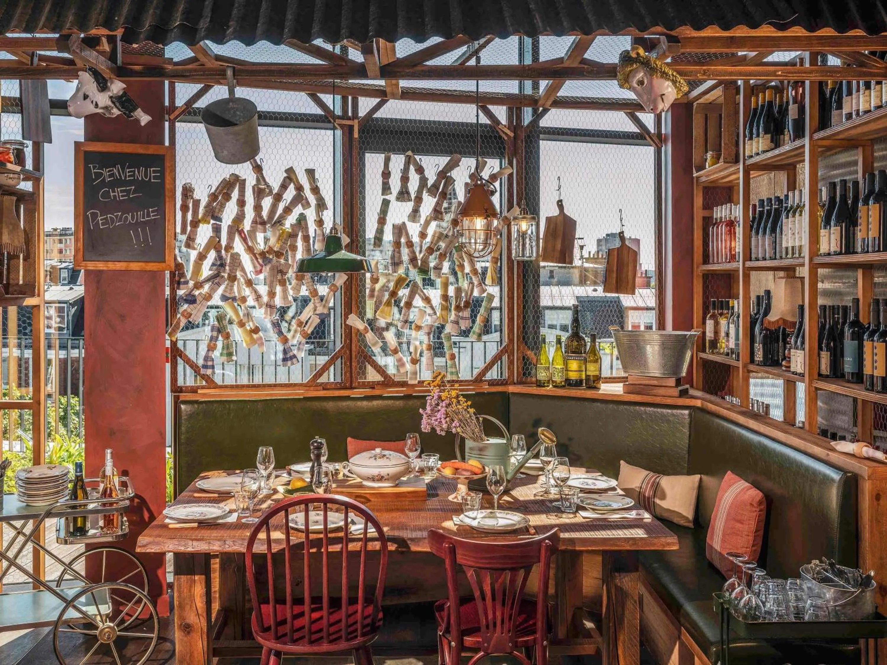 Restaurant/places to eat in Novotel Paris Porte Versailles