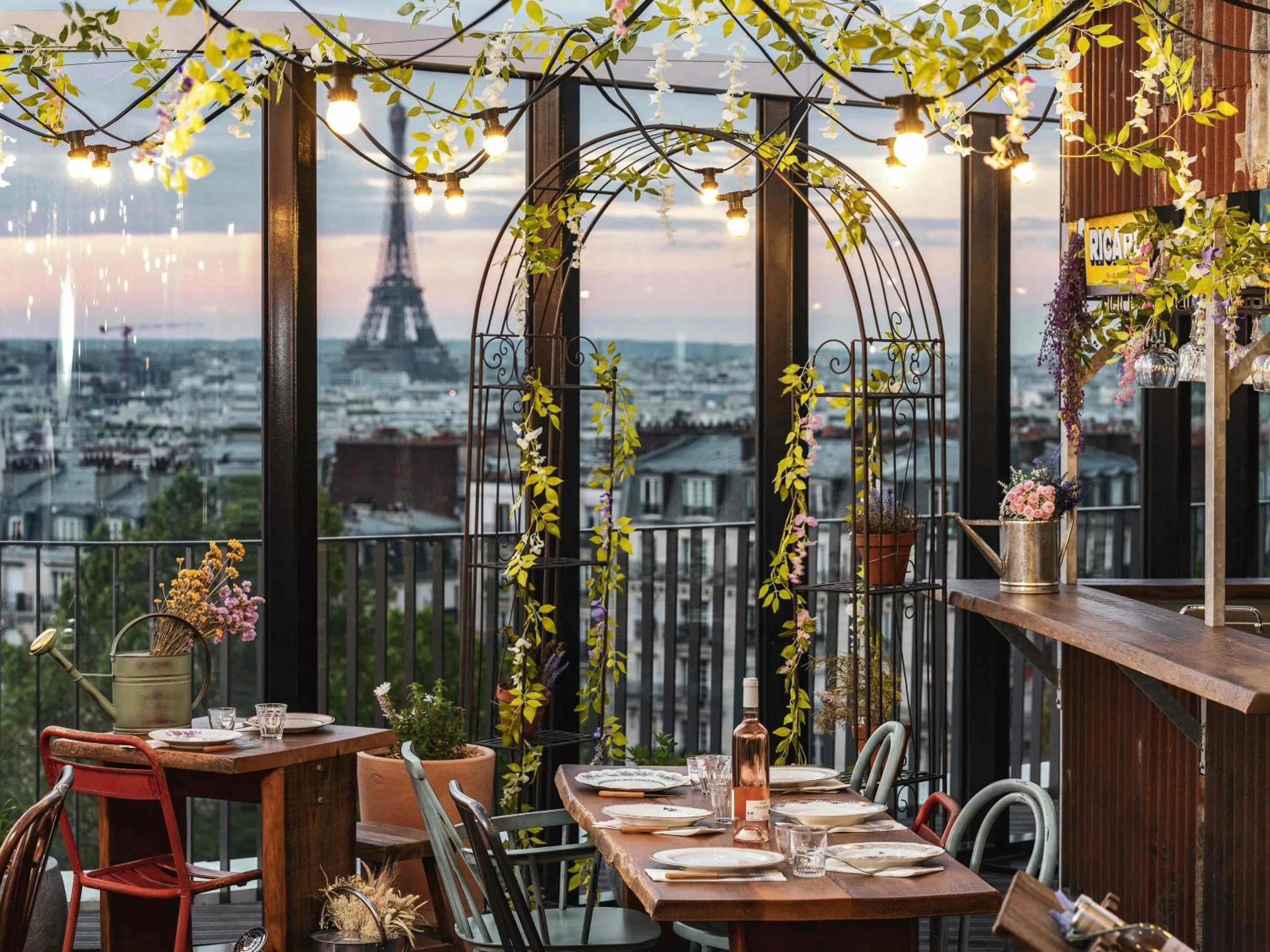 Restaurant/places to eat in Novotel Paris Porte Versailles