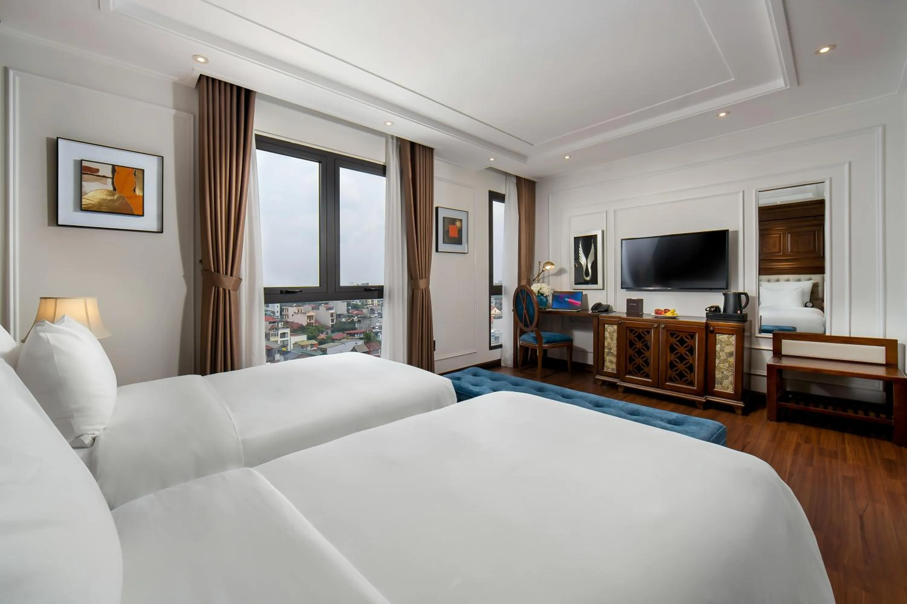 Photo of the whole room, Bed in The Q Hotel