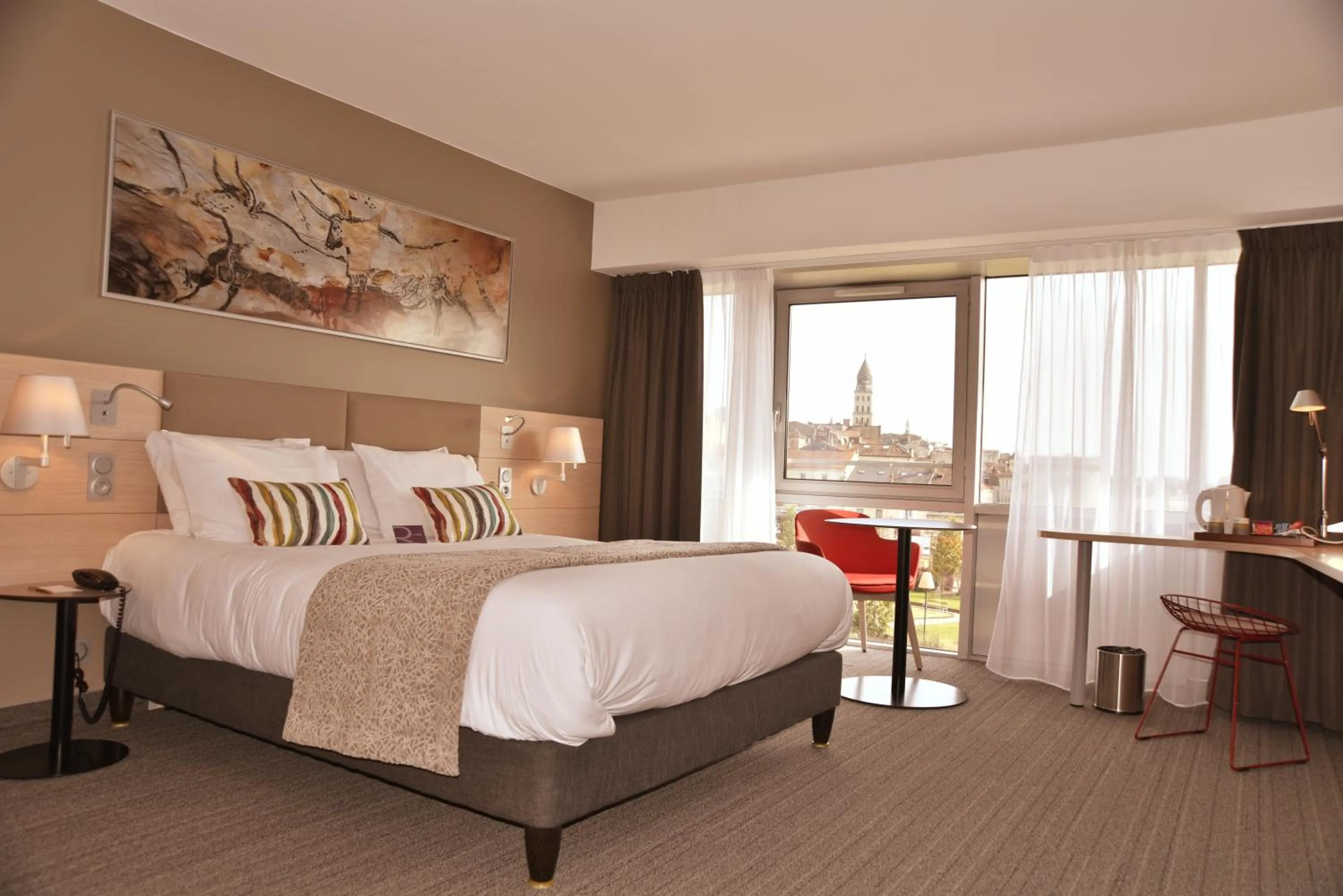 Photo of the whole room, Bed in Mercure Périgueux Centre Historique