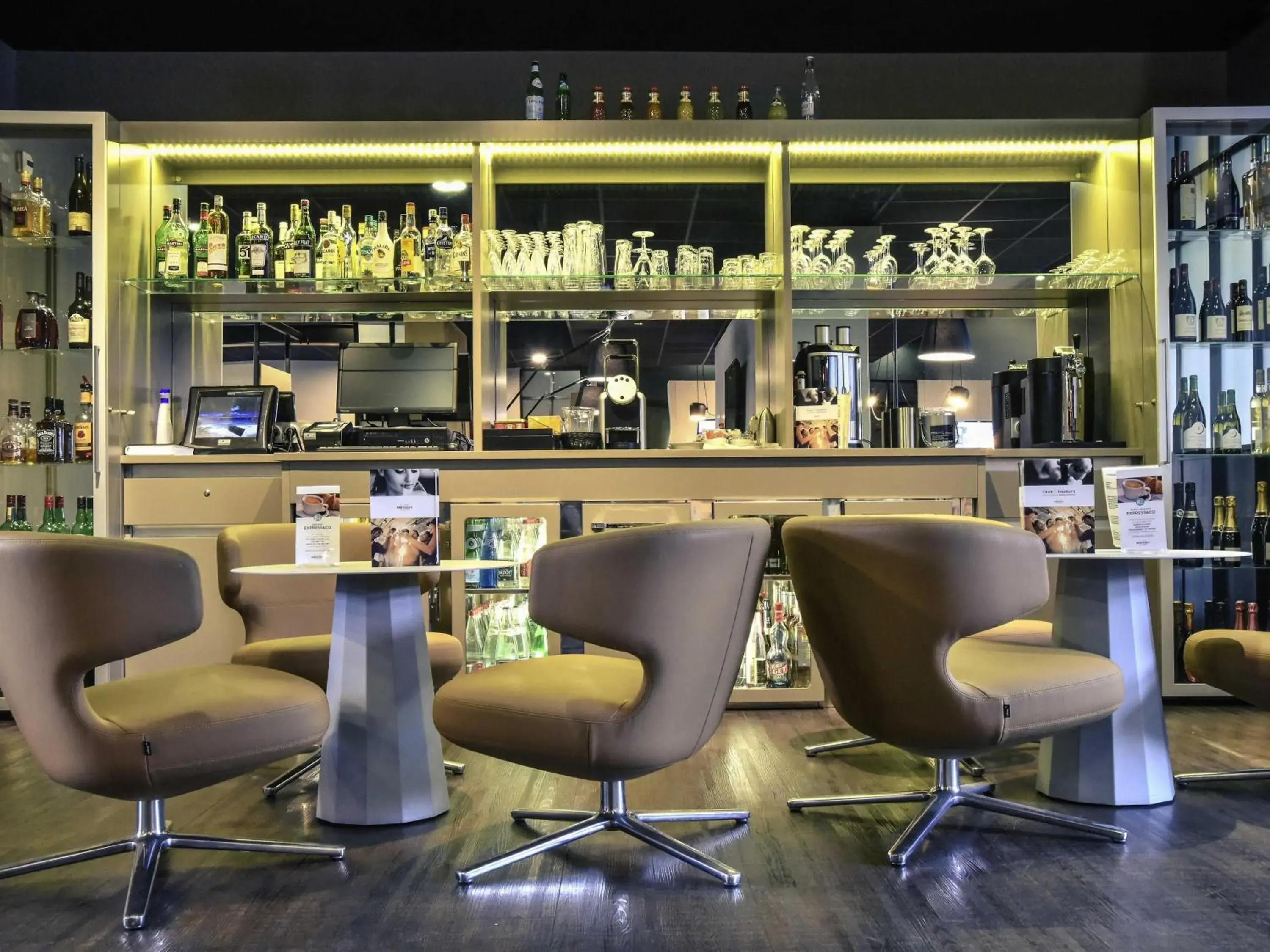 Lounge or bar in Mercure Périgueux Centre Historique Lounge or bar in Mercure Périgueux Centre Historique