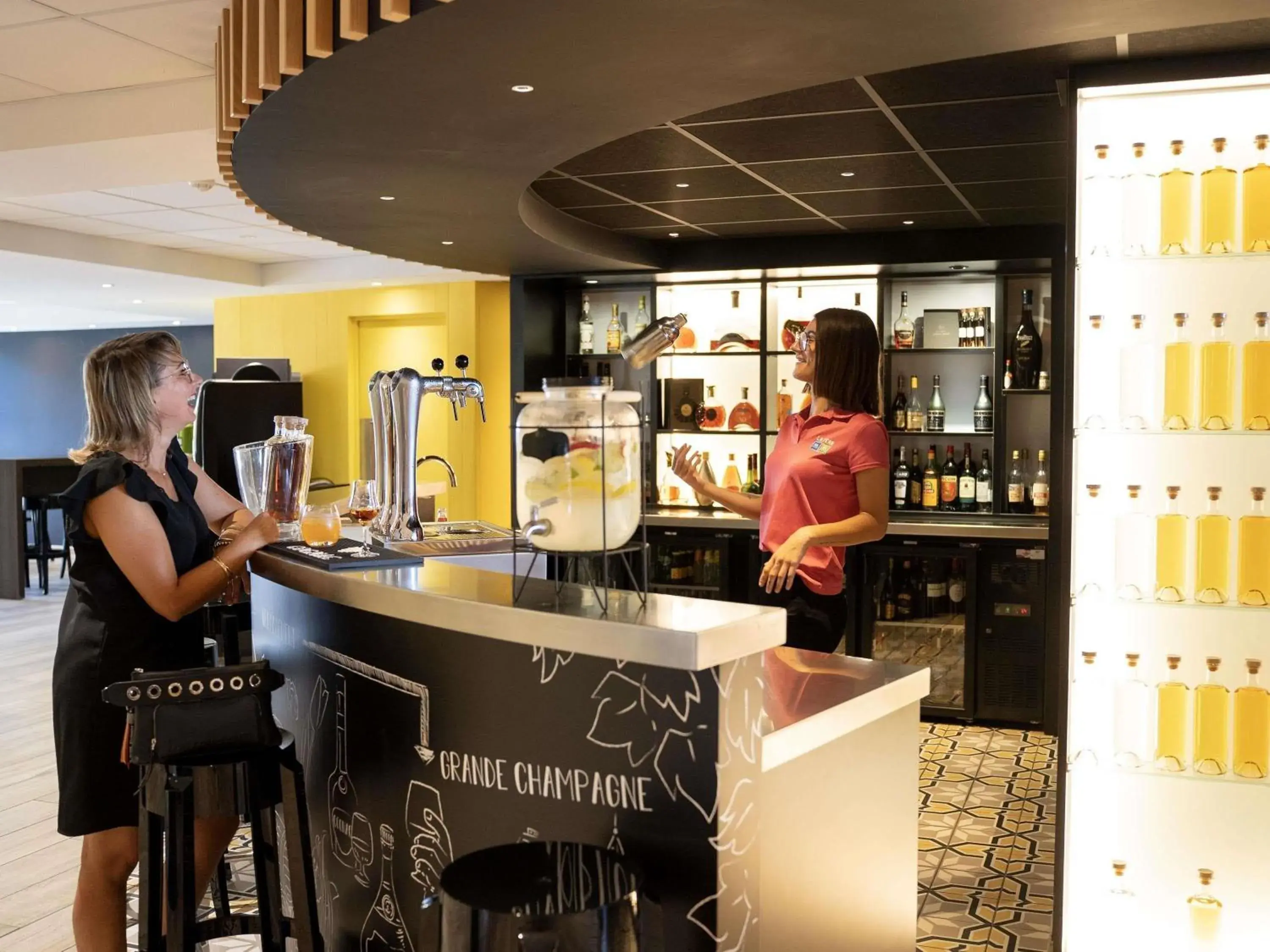 Lounge or bar in Ibis Styles Cognac Lounge or bar in Ibis Styles Cognac