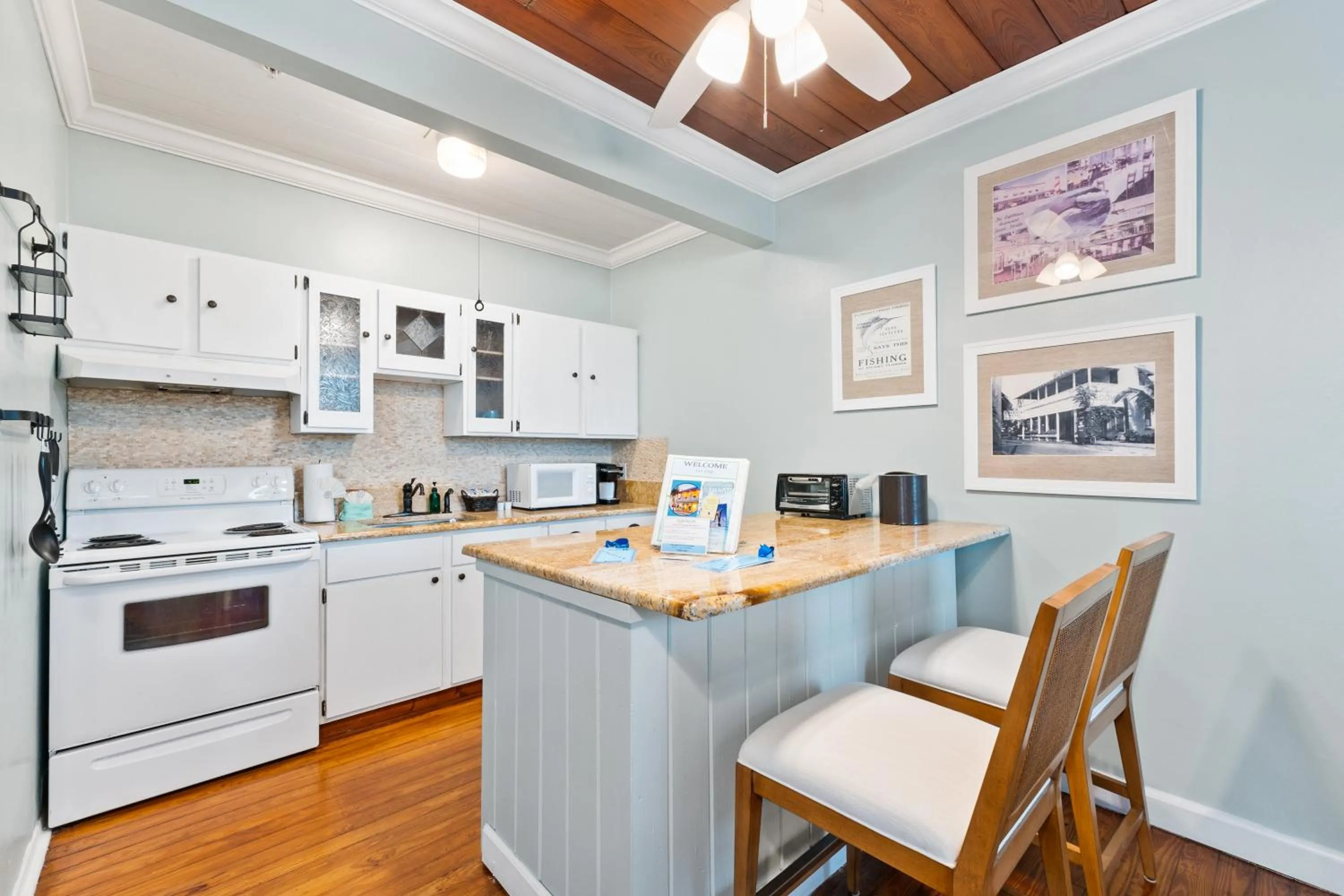 Kitchen or kitchenette in Old Colorado Inn