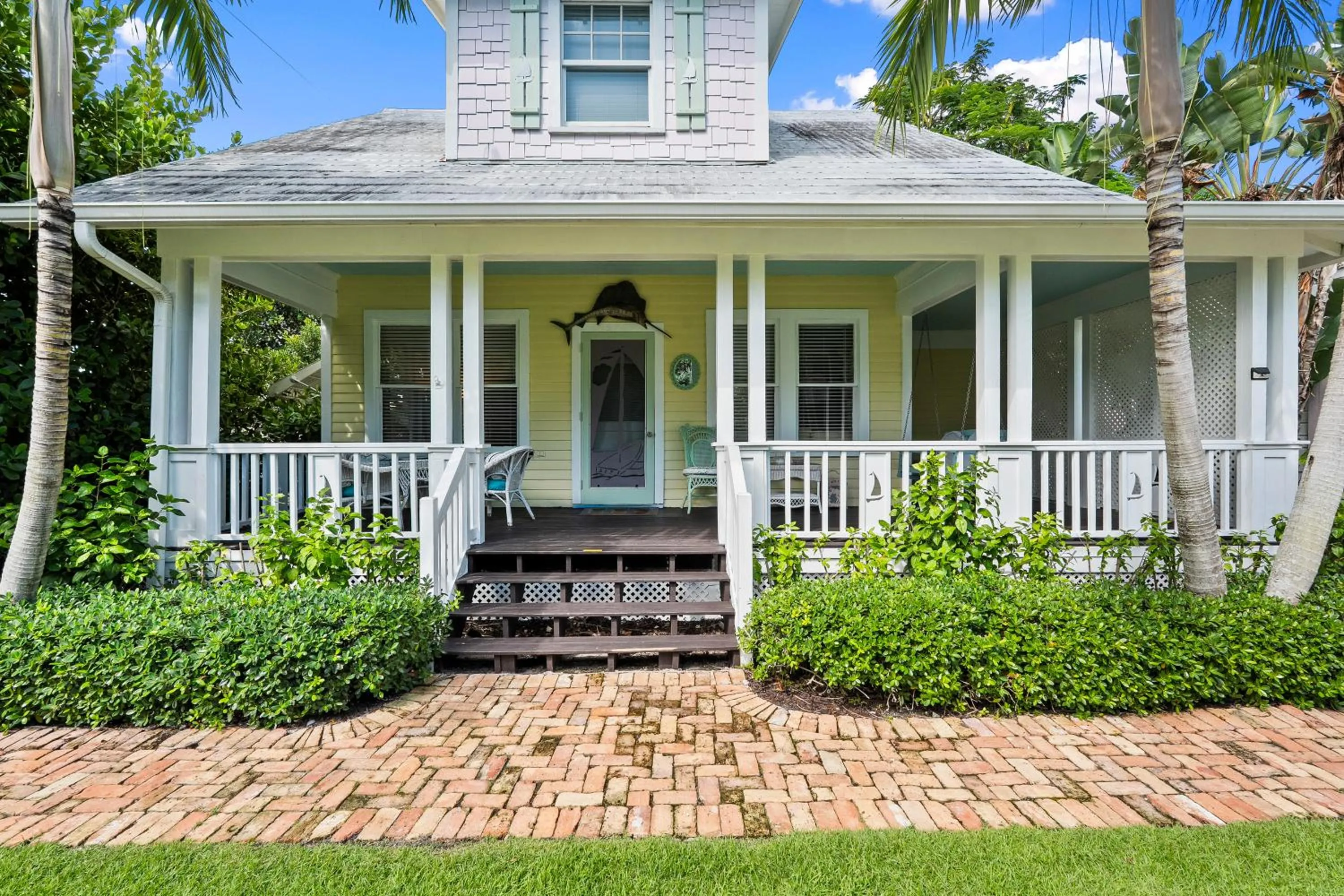 Property building in Old Colorado Inn
