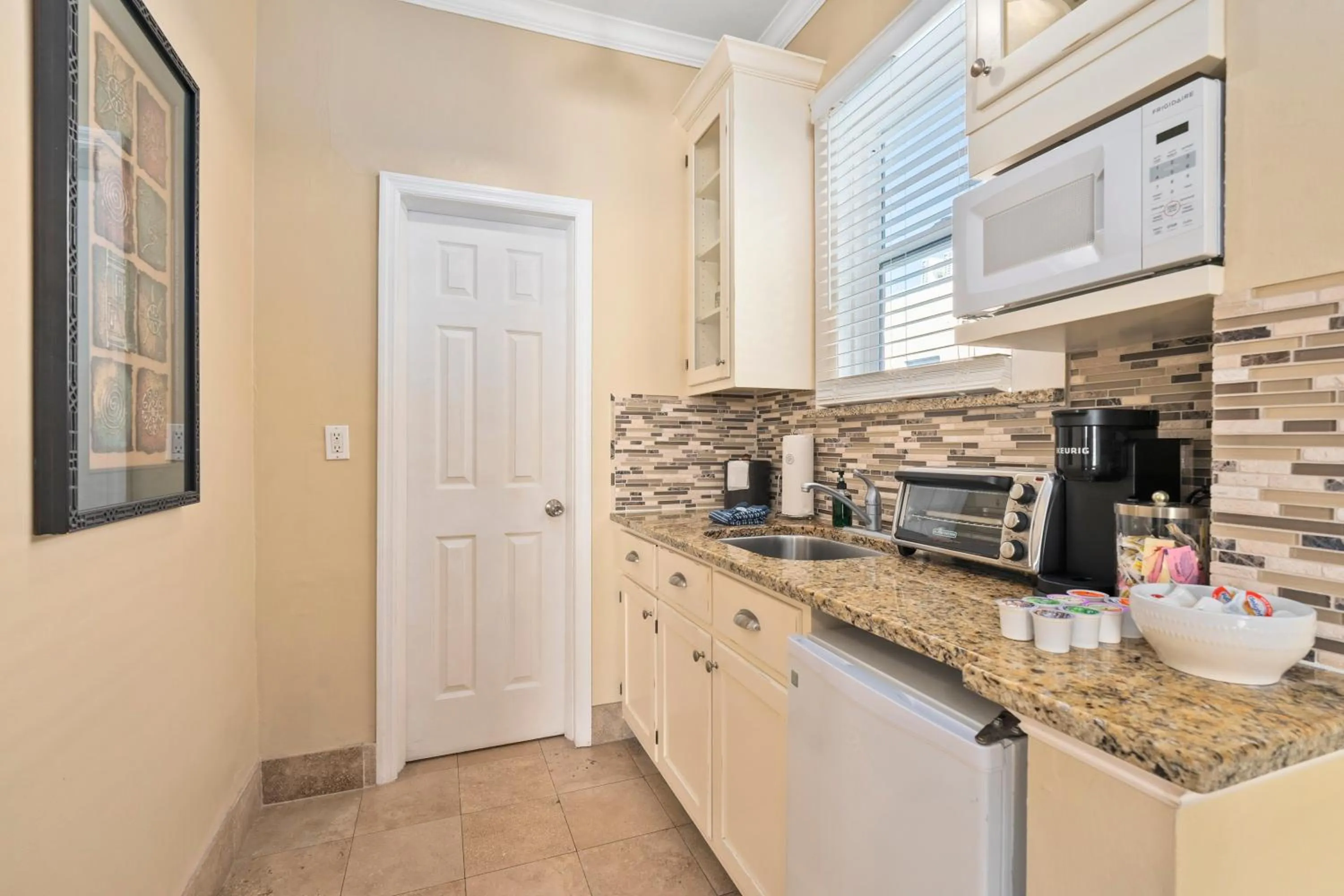 Kitchen or kitchenette in Old Colorado Inn