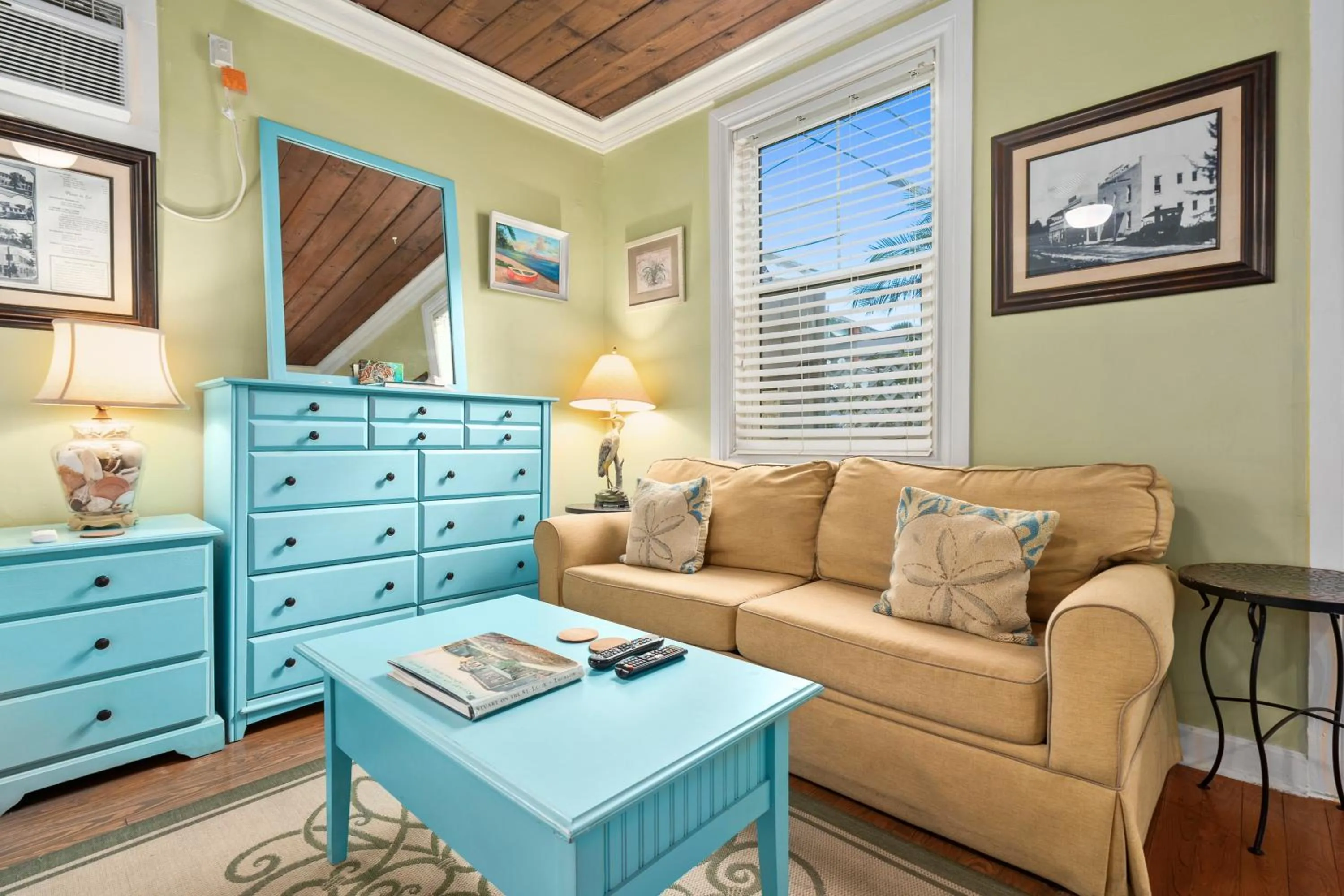 Living room in Old Colorado Inn