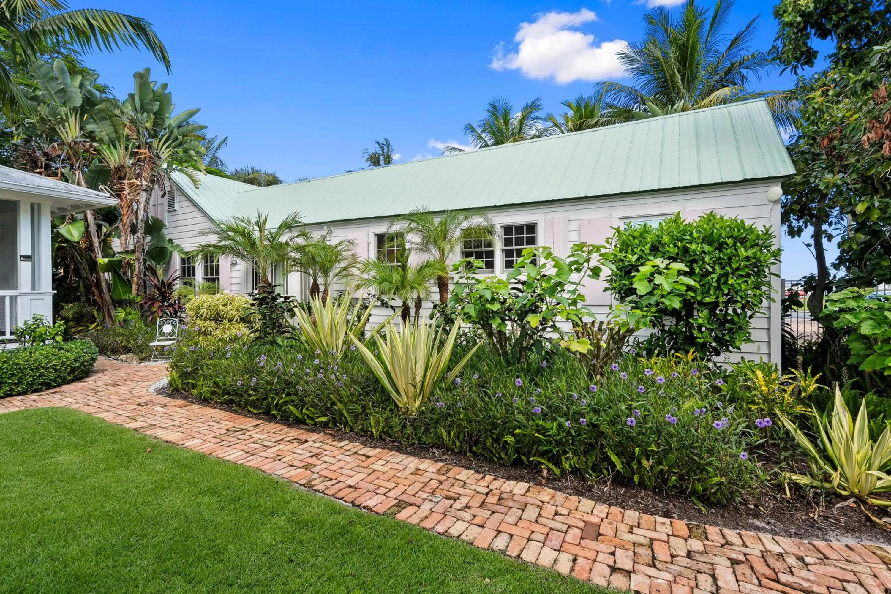 Property building in Old Colorado Inn