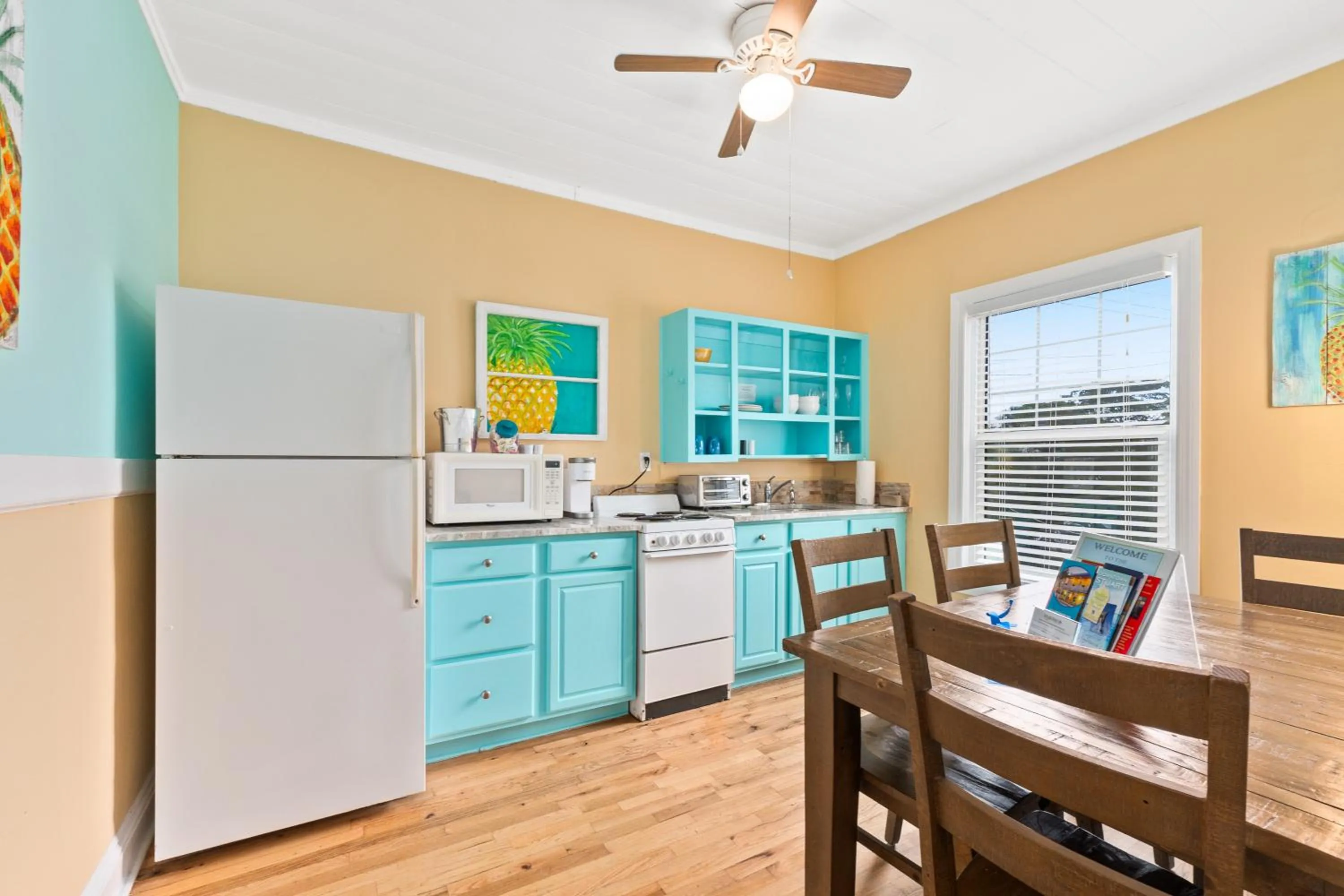Kitchen or kitchenette in Old Colorado Inn