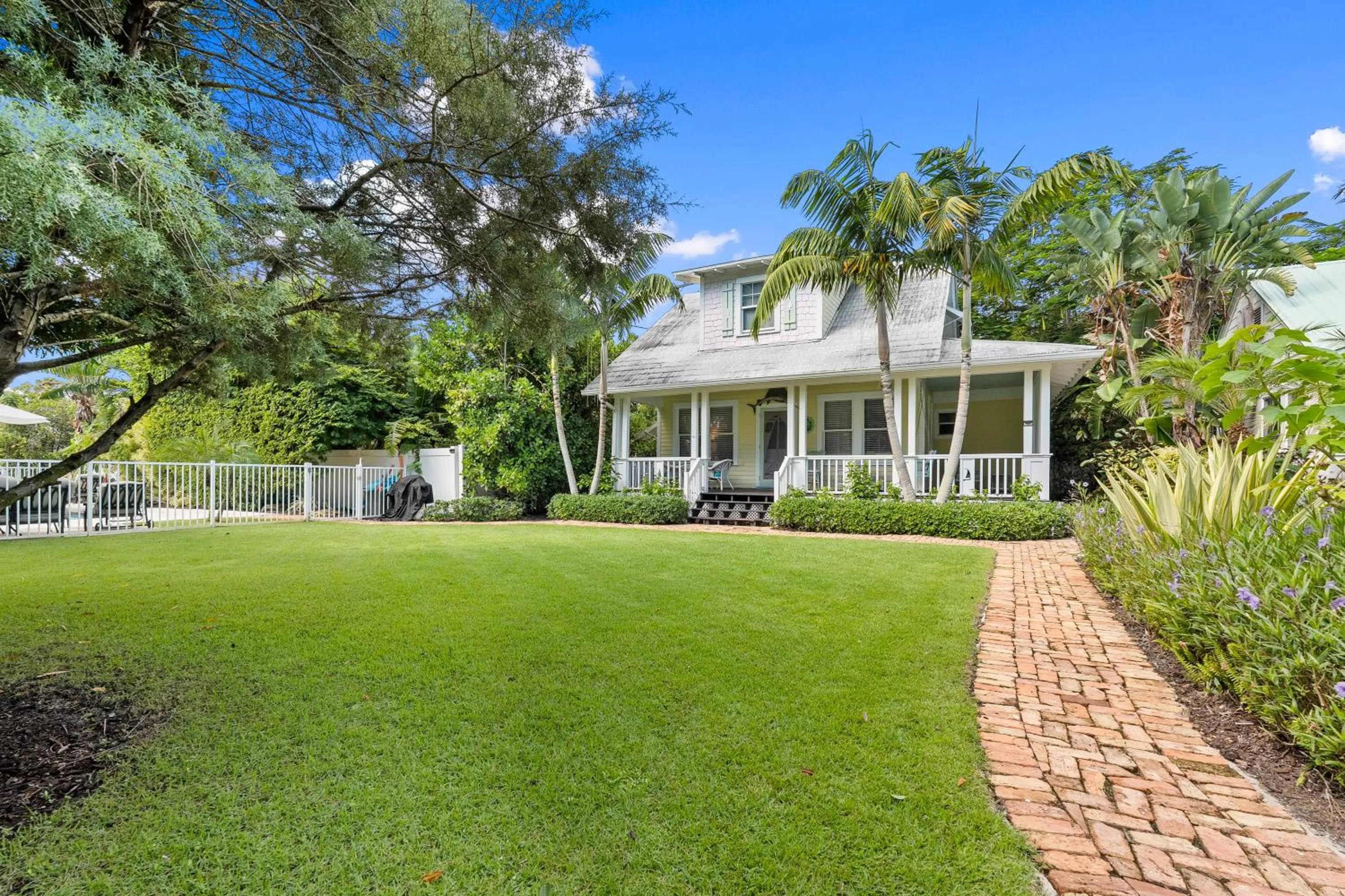 Property building in Old Colorado Inn