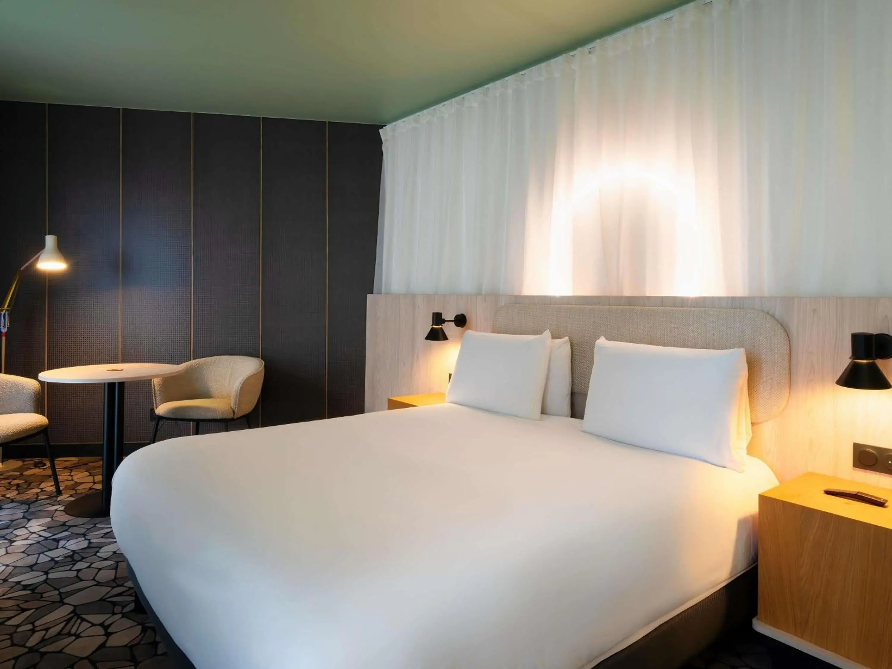 Bedroom, Bed in Mercure Libourne Saint Emilion Bedroom, Bed in Mercure Libourne Saint Emilion