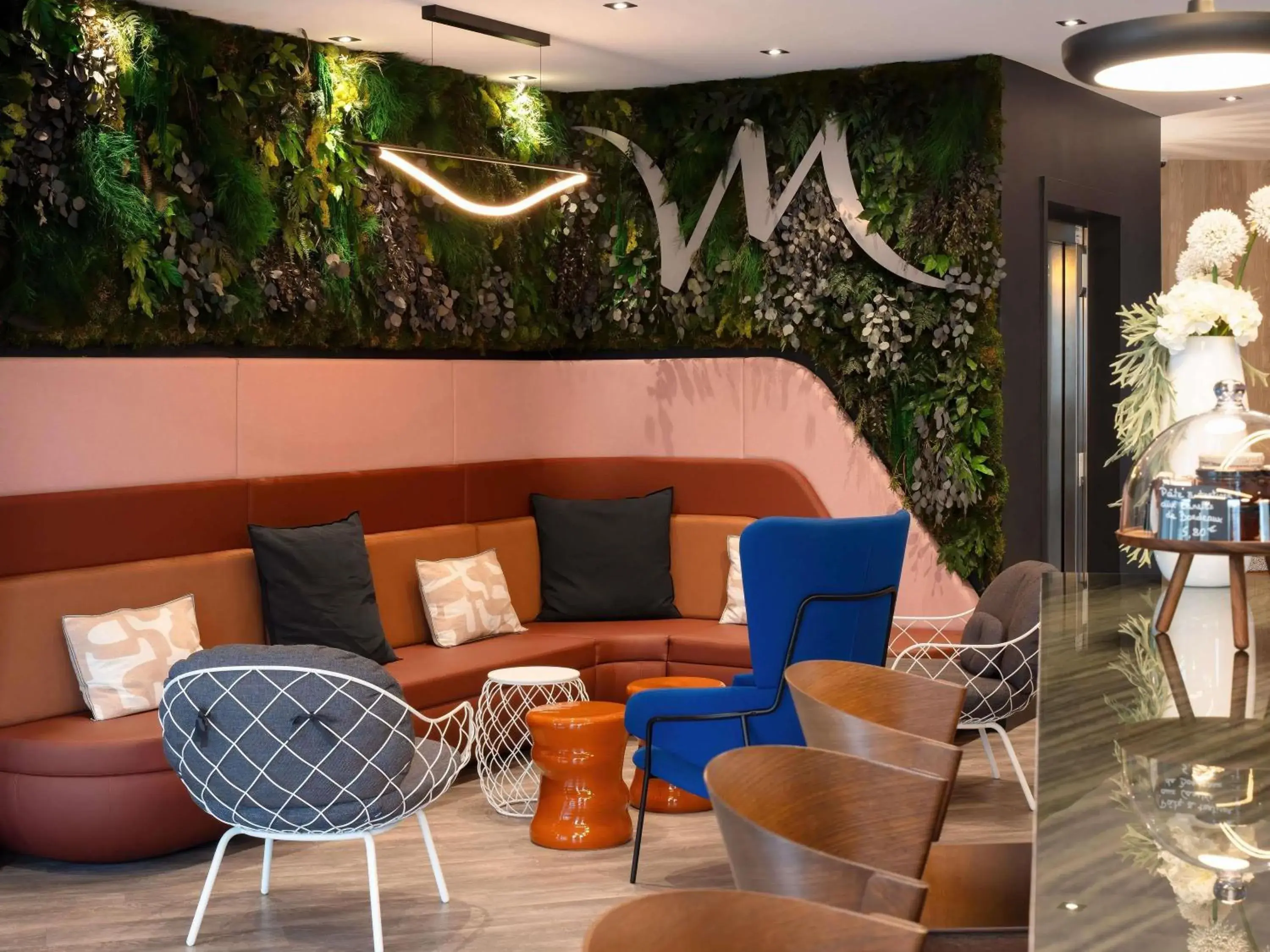 Lounge or bar in Mercure Libourne Saint Emilion Lounge or bar in Mercure Libourne Saint Emilion