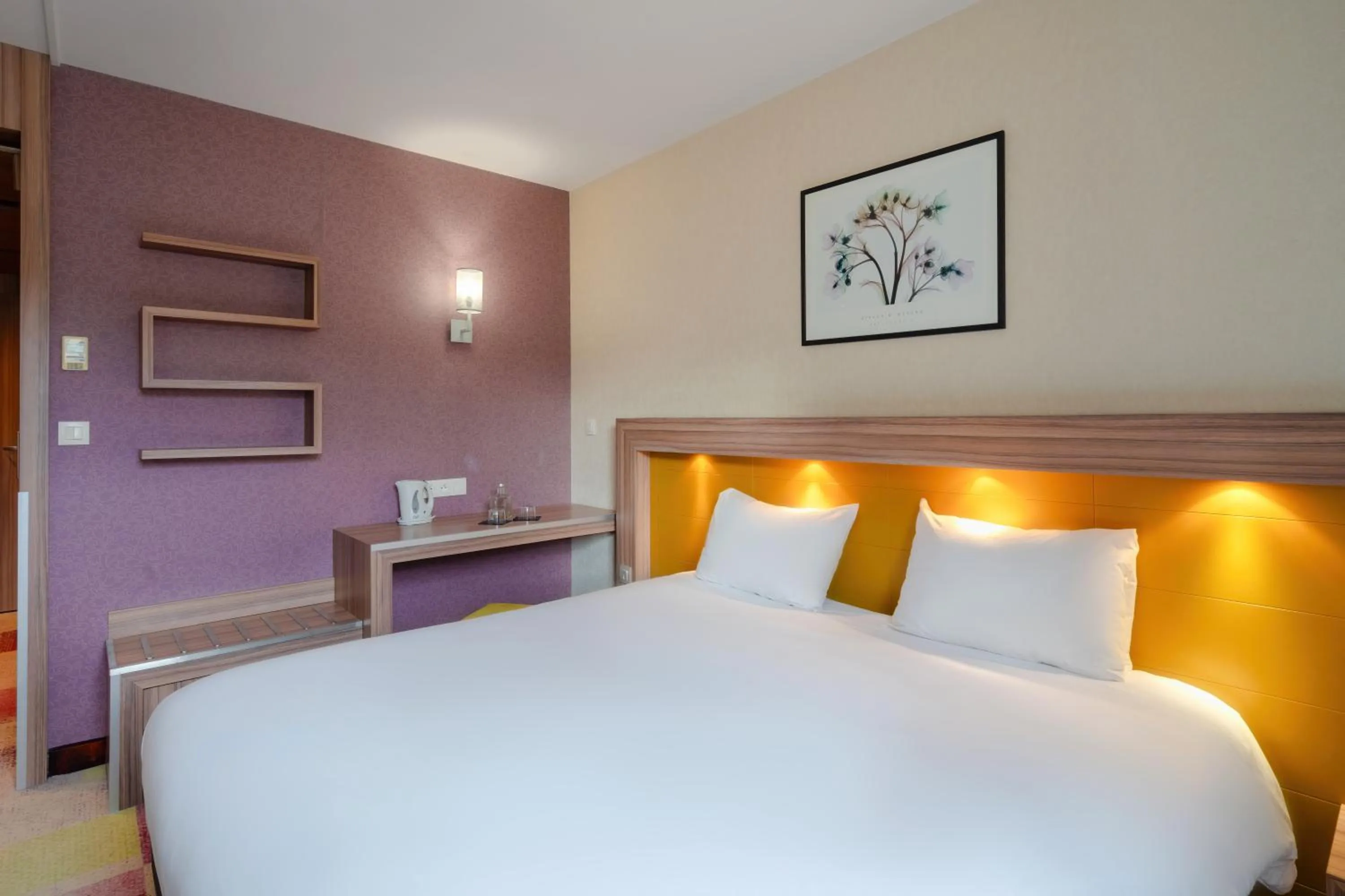 Photo of the whole room, Bed in Mercure Libourne Saint Emilion