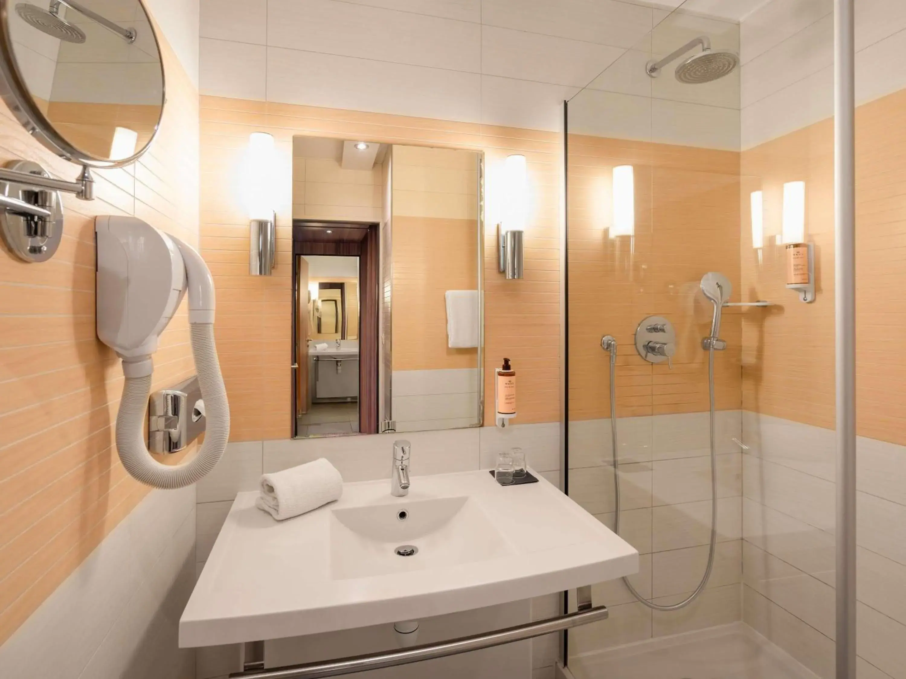 Bedroom in Mercure Libourne Saint Emilion Bedroom in Mercure Libourne Saint Emilion