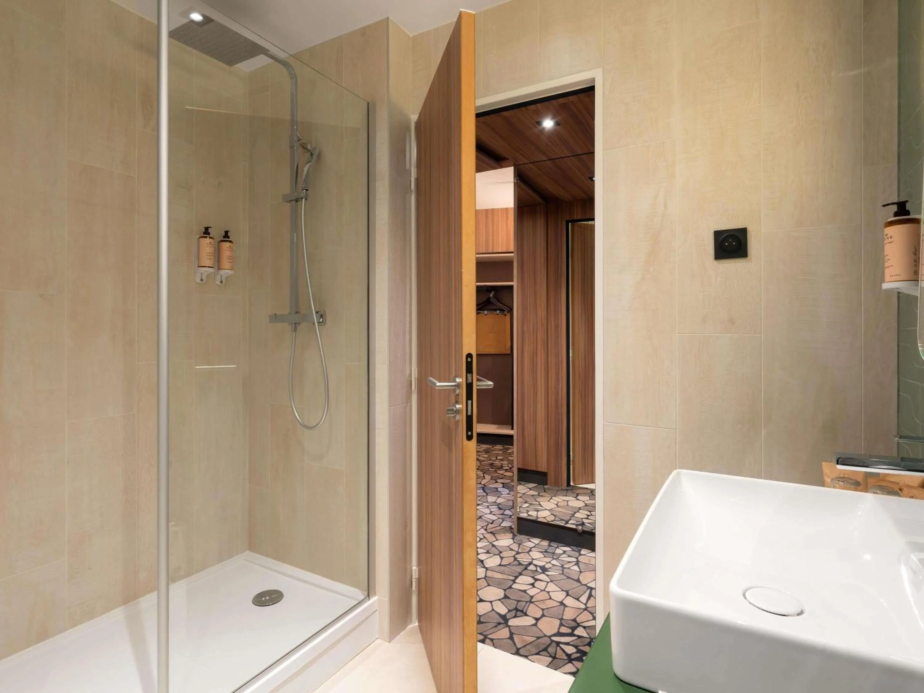 Photo of the whole room in Mercure Libourne Saint Emilion