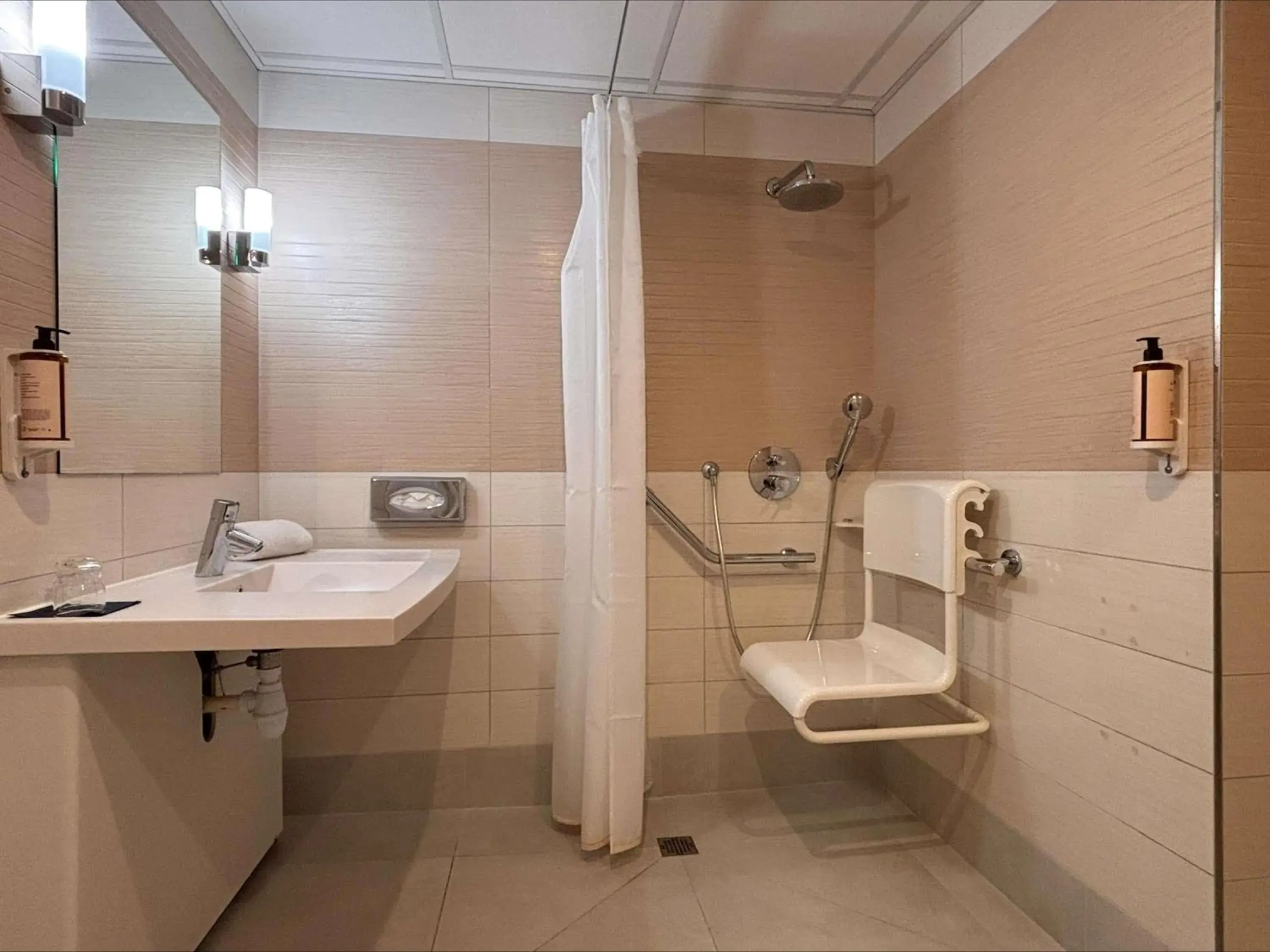 Bedroom in Mercure Libourne Saint Emilion Bedroom in Mercure Libourne Saint Emilion