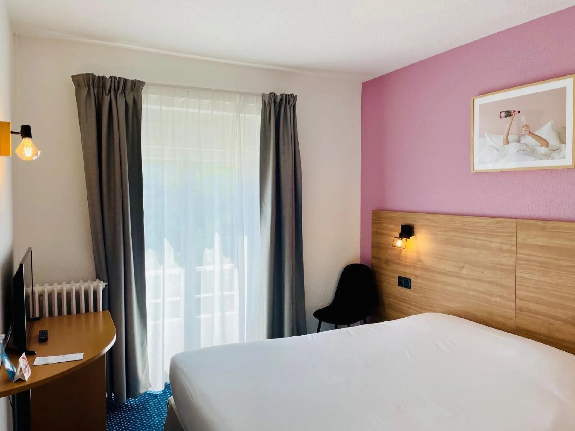 Photo of the whole room, Bed in Hotel Le Progres