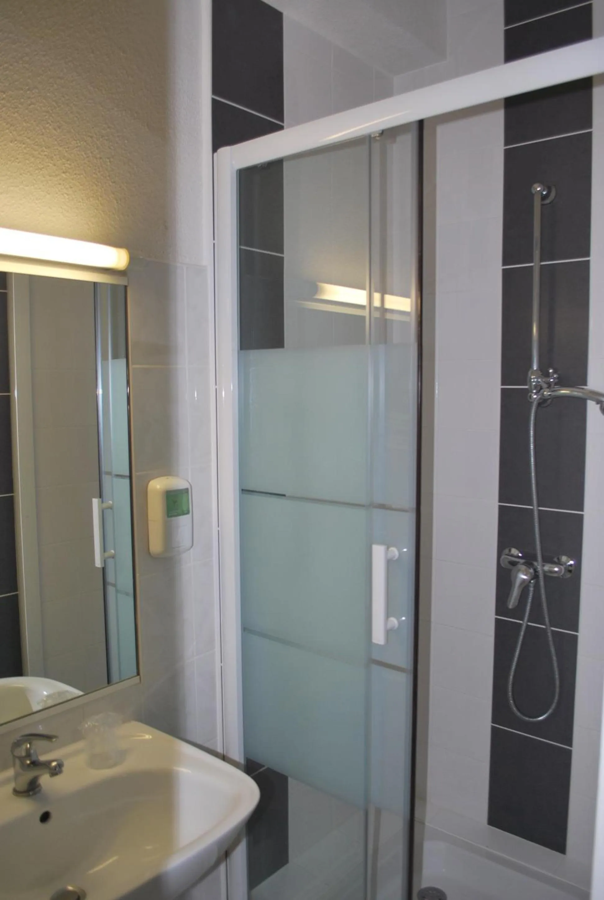 Shower in Hotel Le Progres