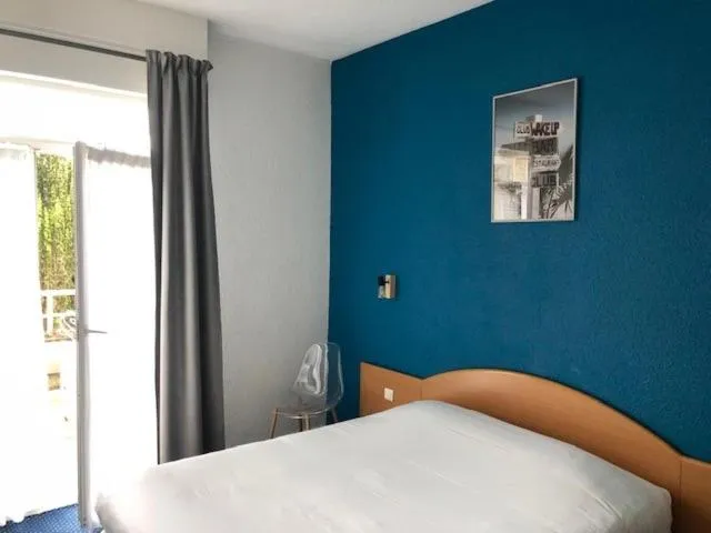 Bed in Hotel Le Progres