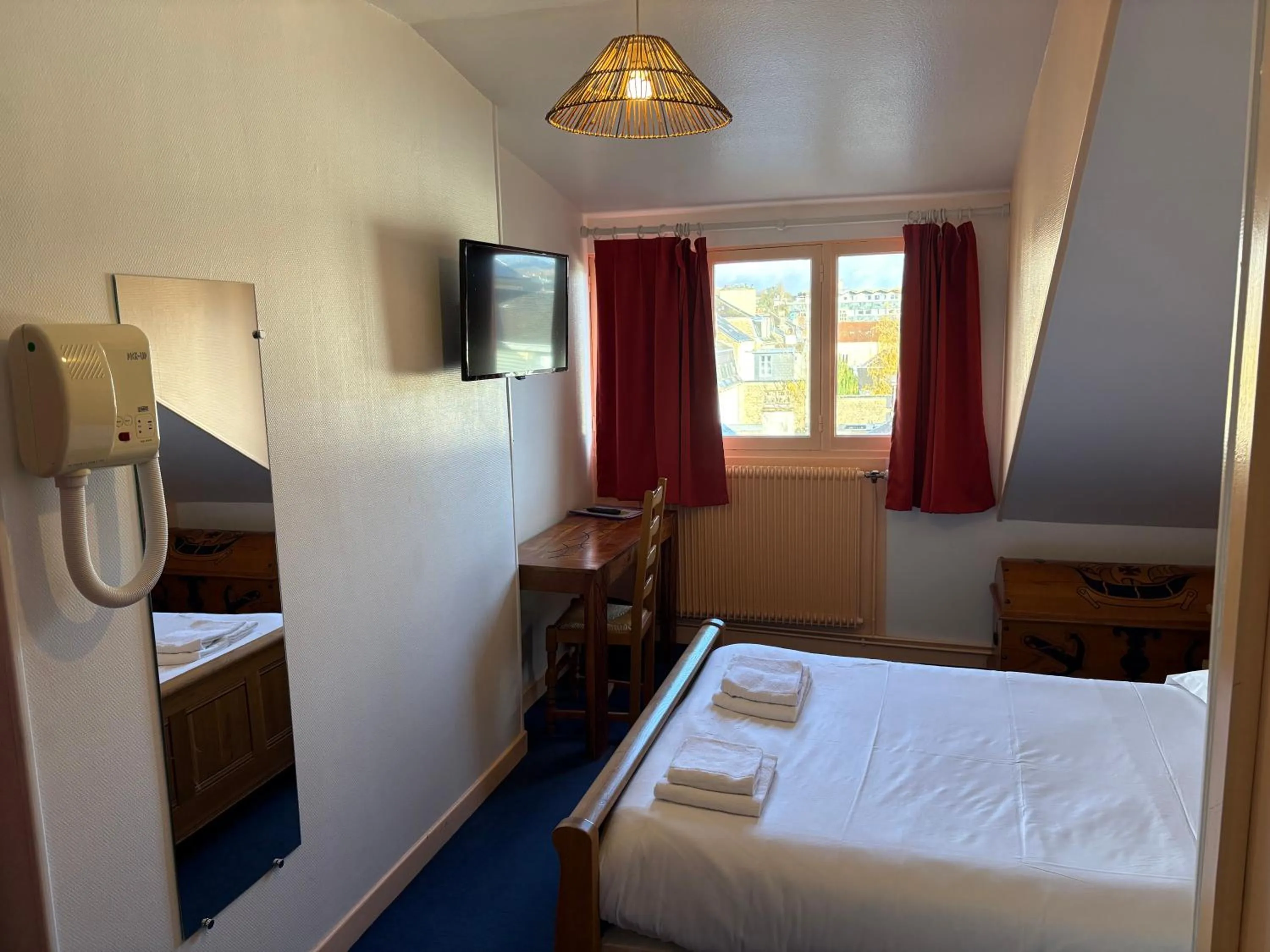 Bed in Hotel Couleurs Sud Centre-ville Gare Charleville-Mézières