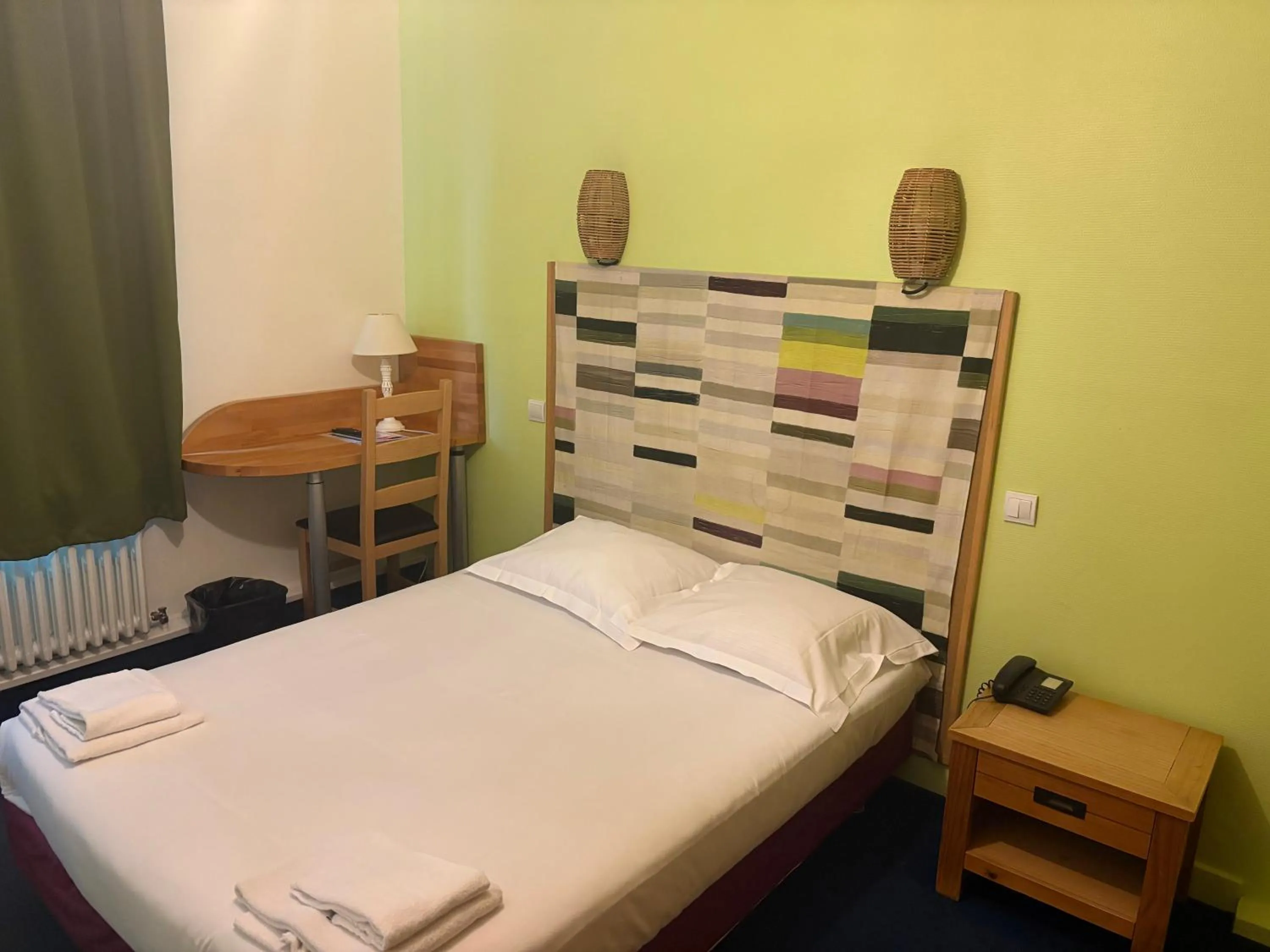 Bed in Hotel Couleurs Sud Centre-ville Gare Charleville-Mézières