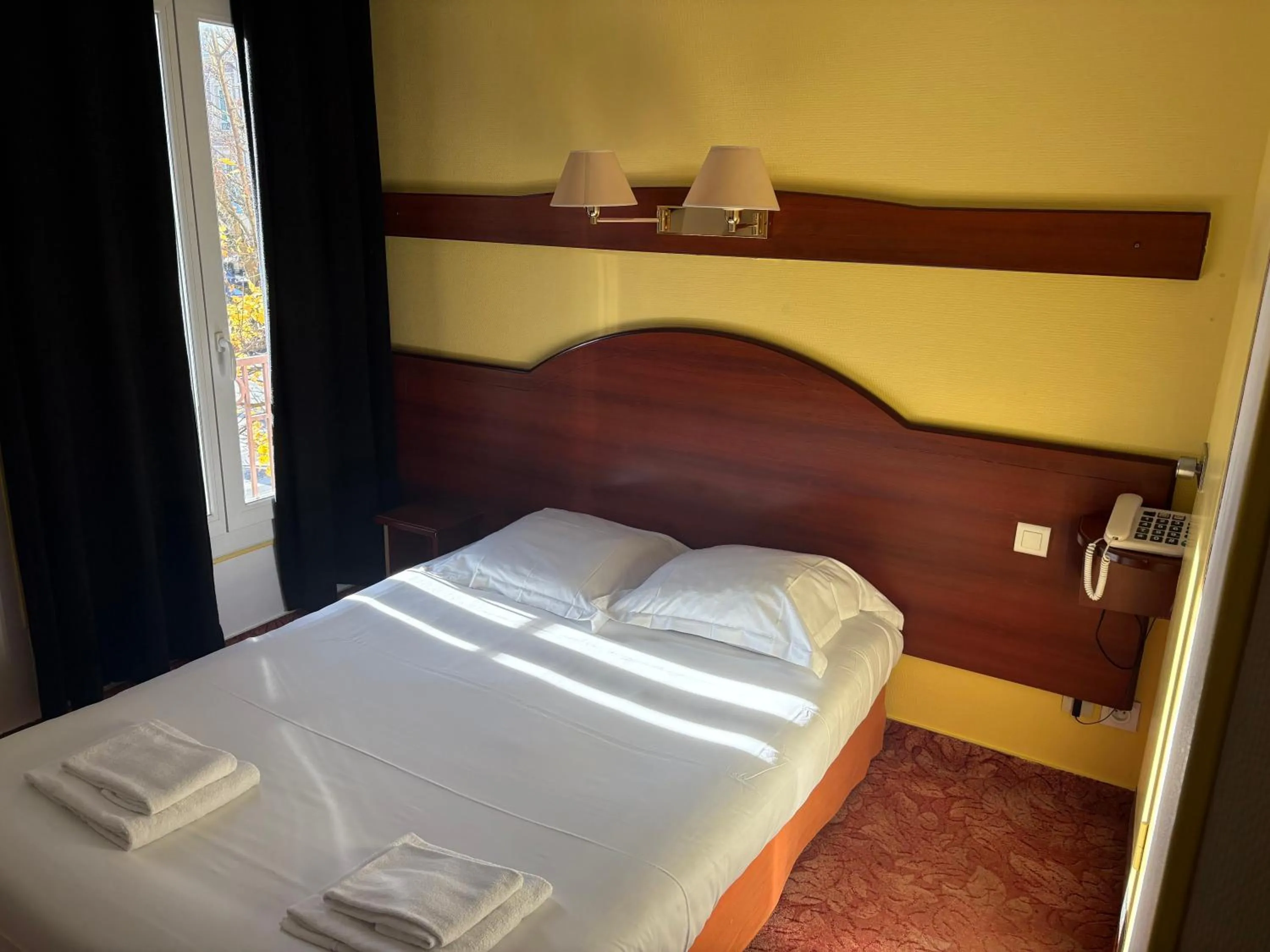 Bed in Hotel Couleurs Sud Centre-ville Gare Charleville-Mézières