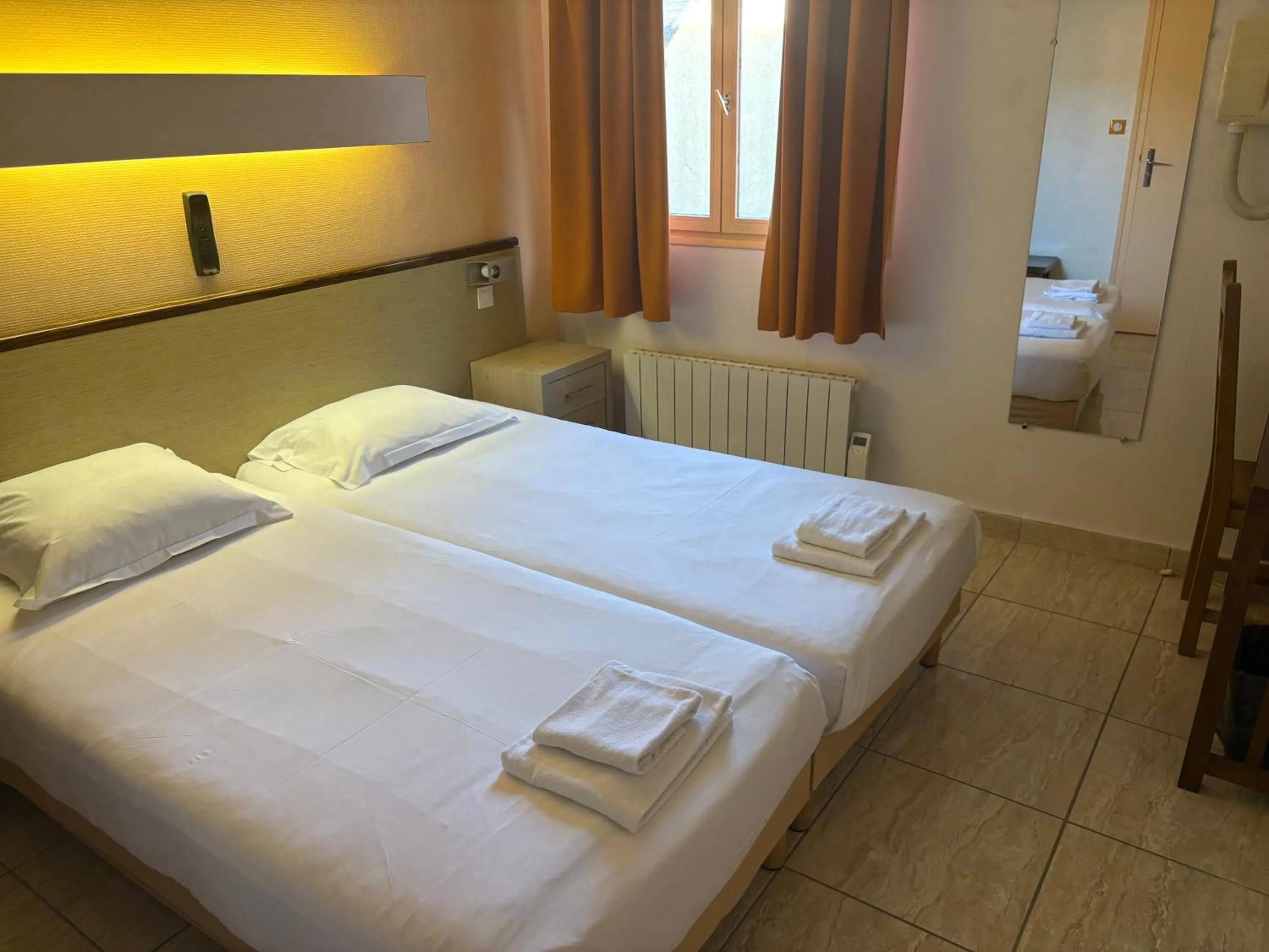 Bed in Hotel Couleurs Sud Centre-ville Gare Charleville-Mézières