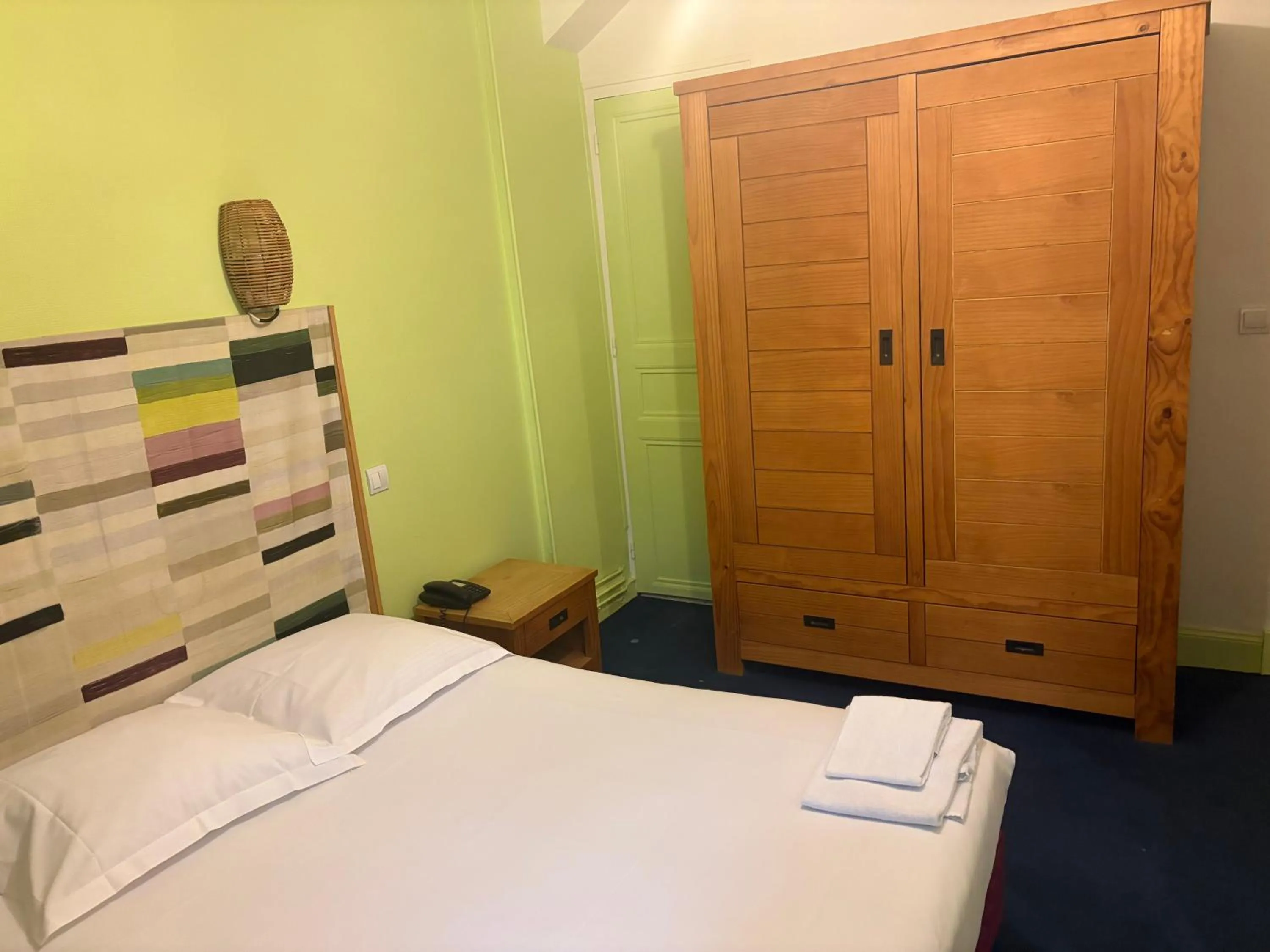 Bed in Hotel Couleurs Sud Centre-ville Gare Charleville-Mézières