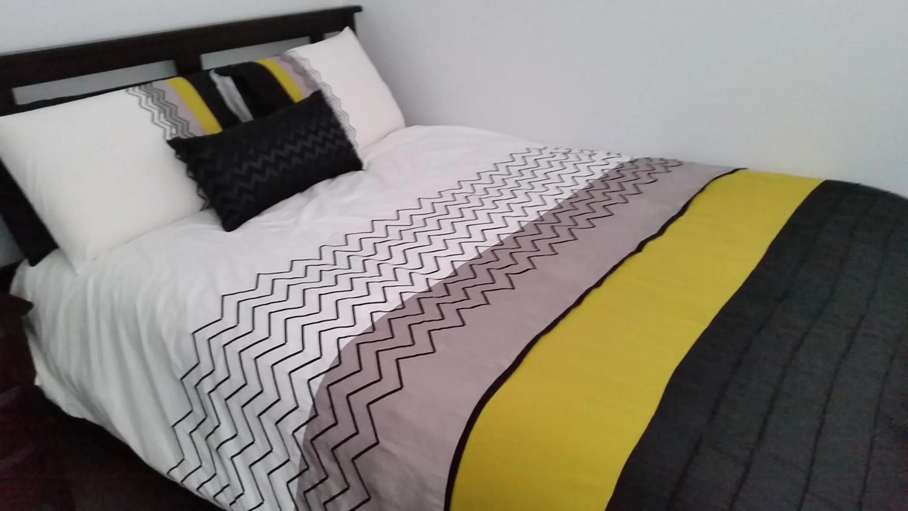 Bed in C'est La Vie Bed & Breakfast