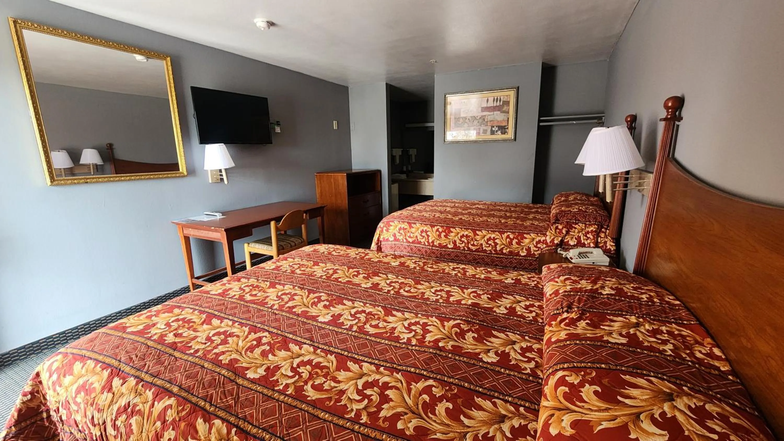 Bedroom, Bed in Benbrook Inn & Suites