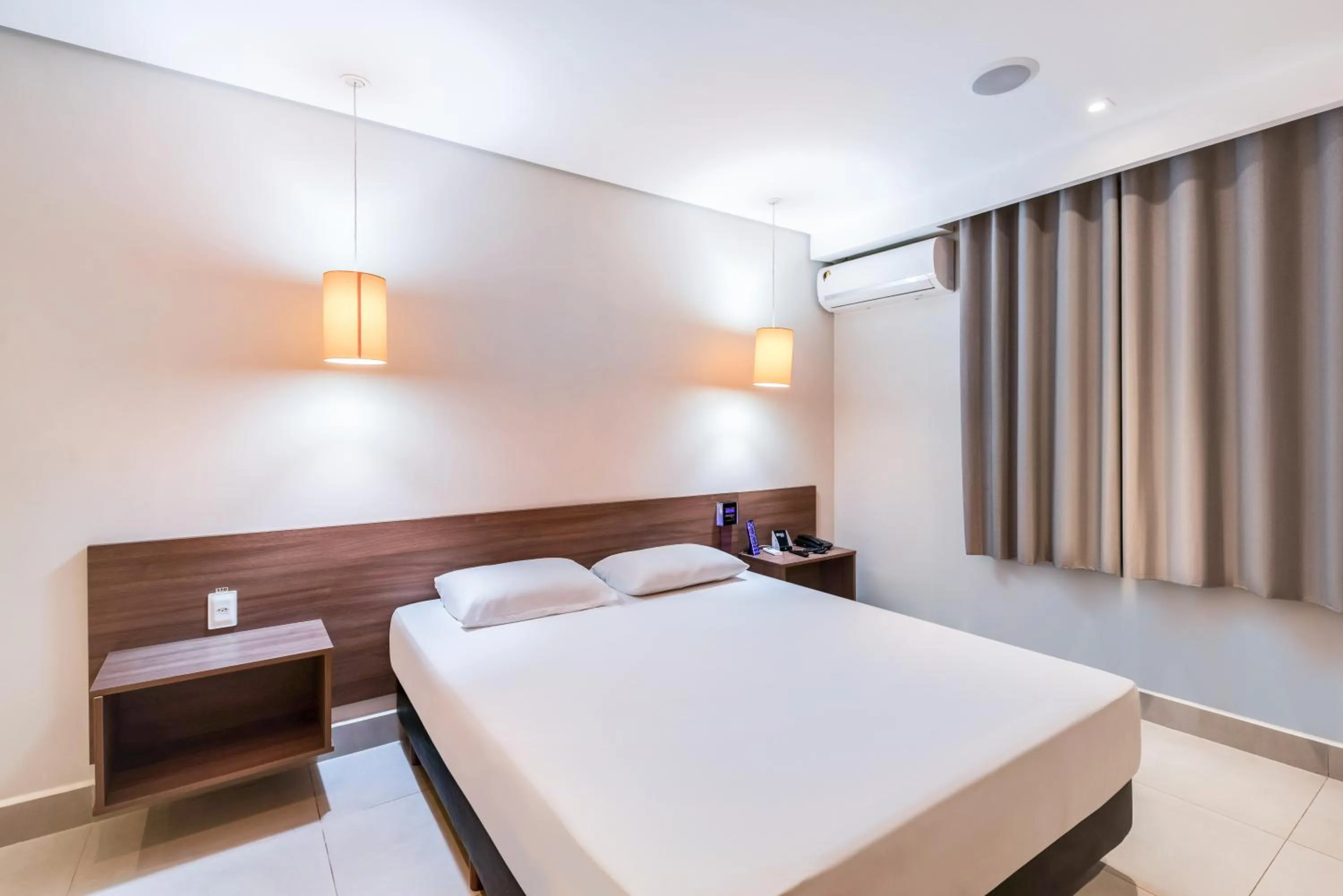 Bedroom, Bed in Plaza Motel