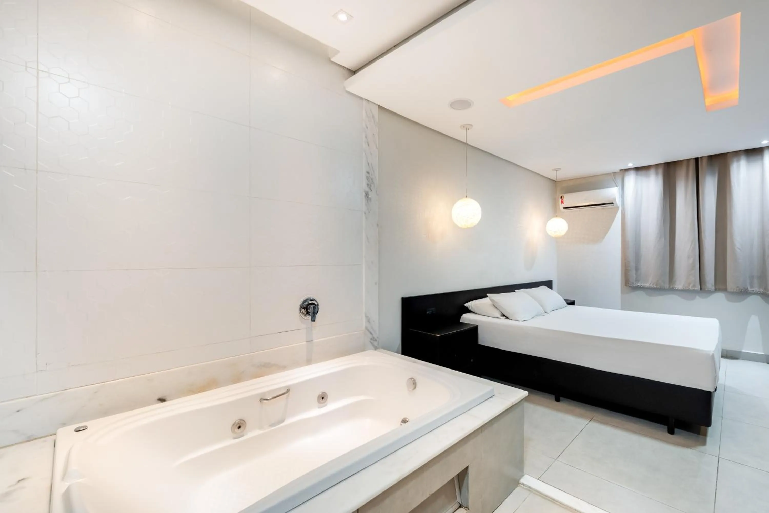 Hot Tub, Bed in Plaza Motel