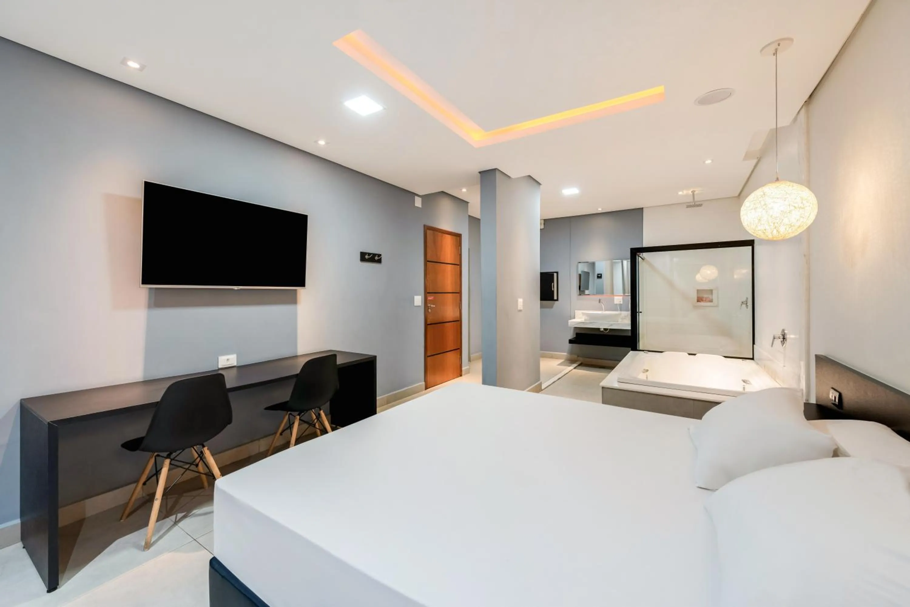 Bedroom, Bed in Plaza Motel