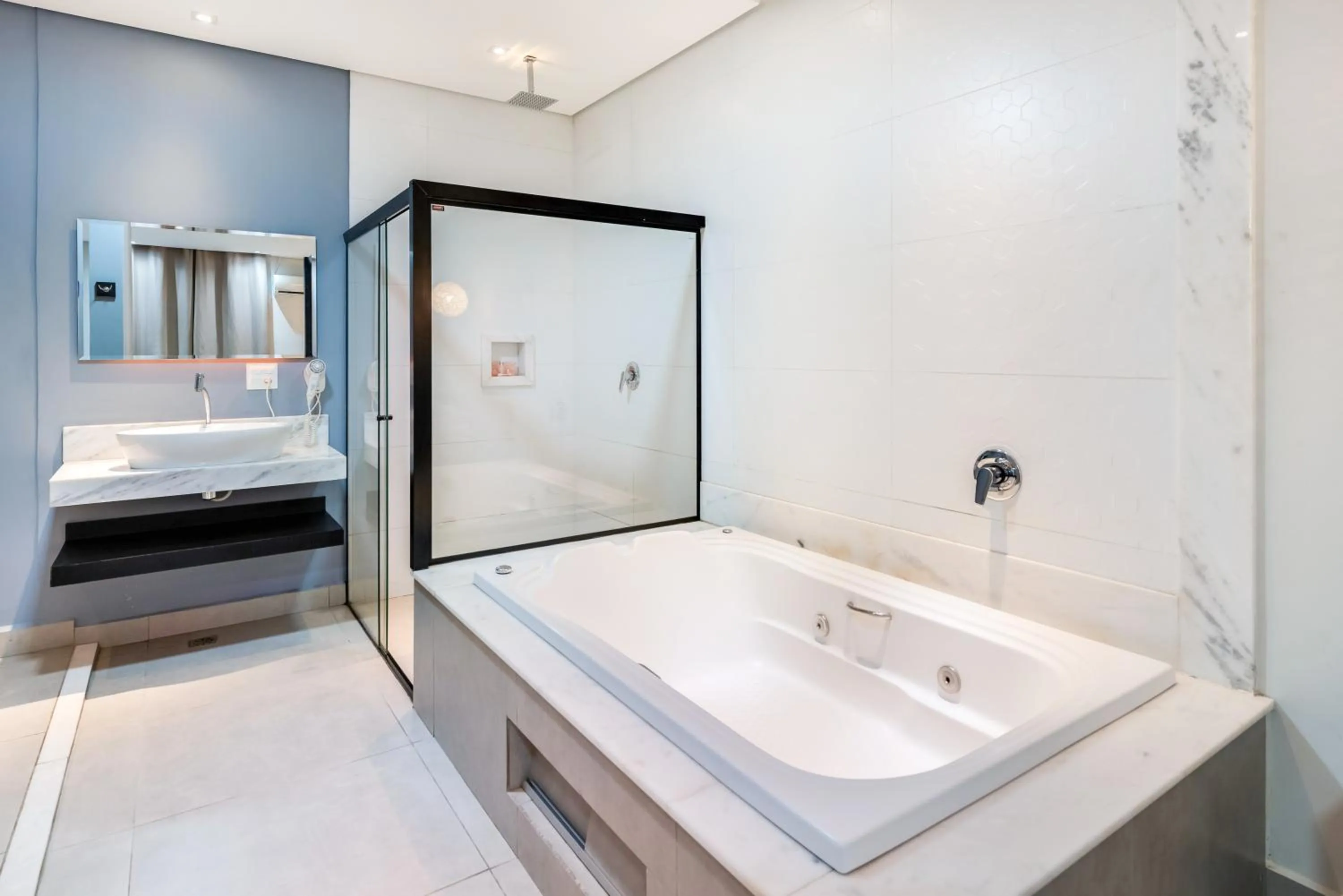 Hot Tub, Bed in Plaza Motel