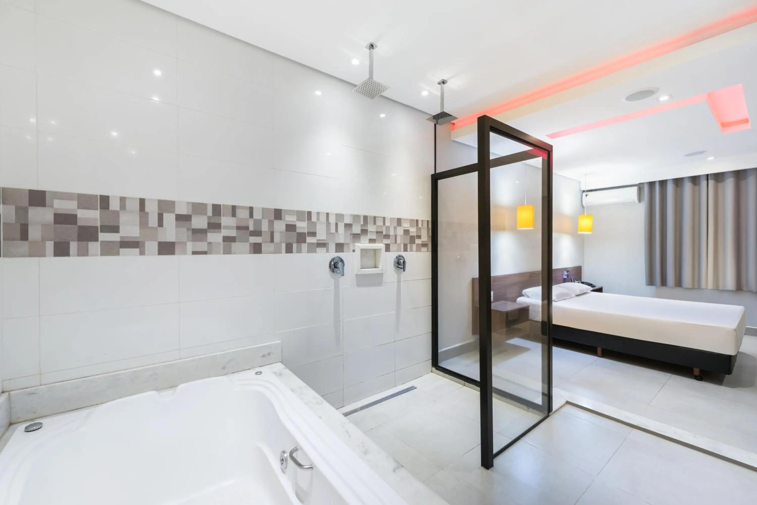 Shower, Bed in Plaza Motel