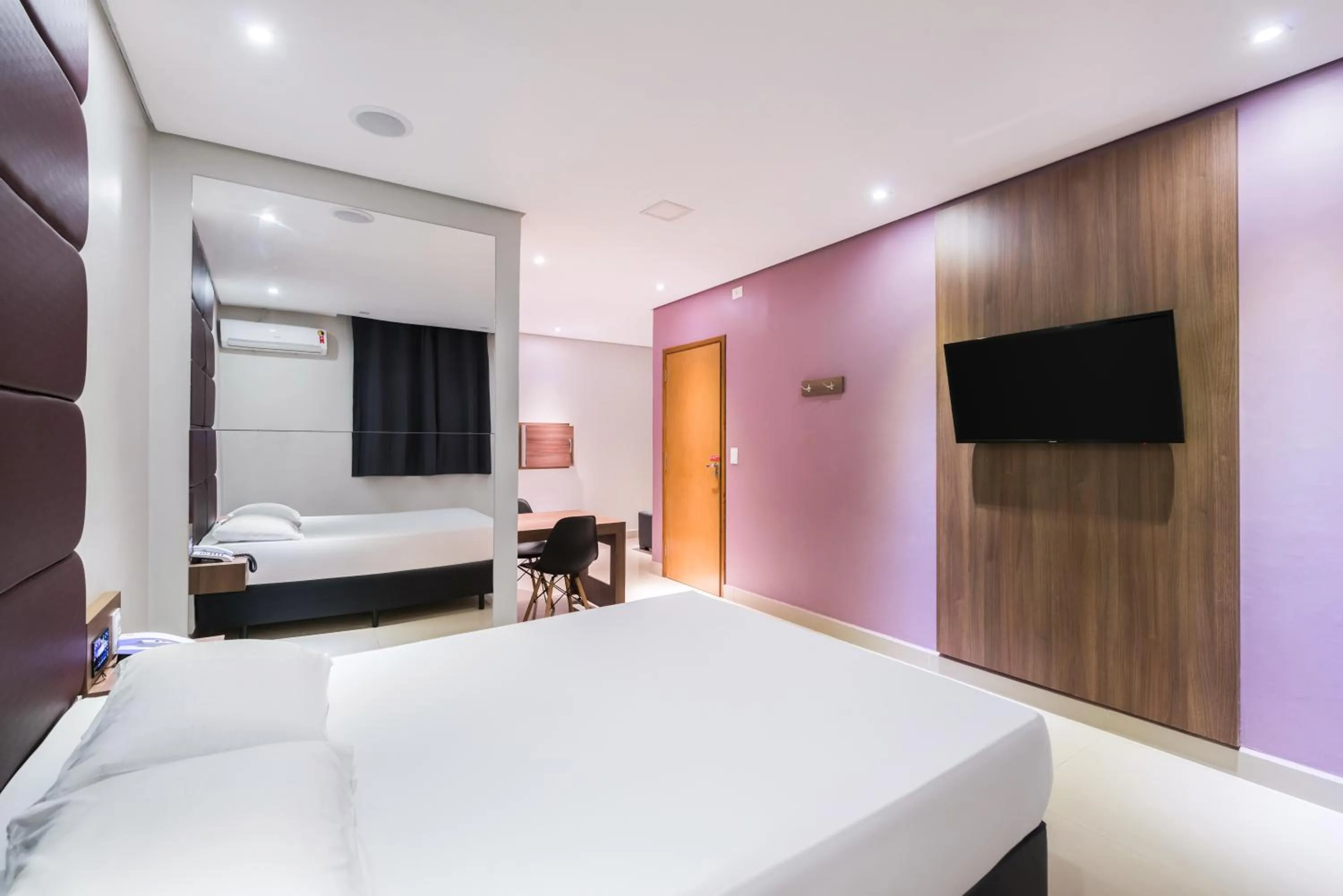 Bedroom, Bed in Plaza Motel