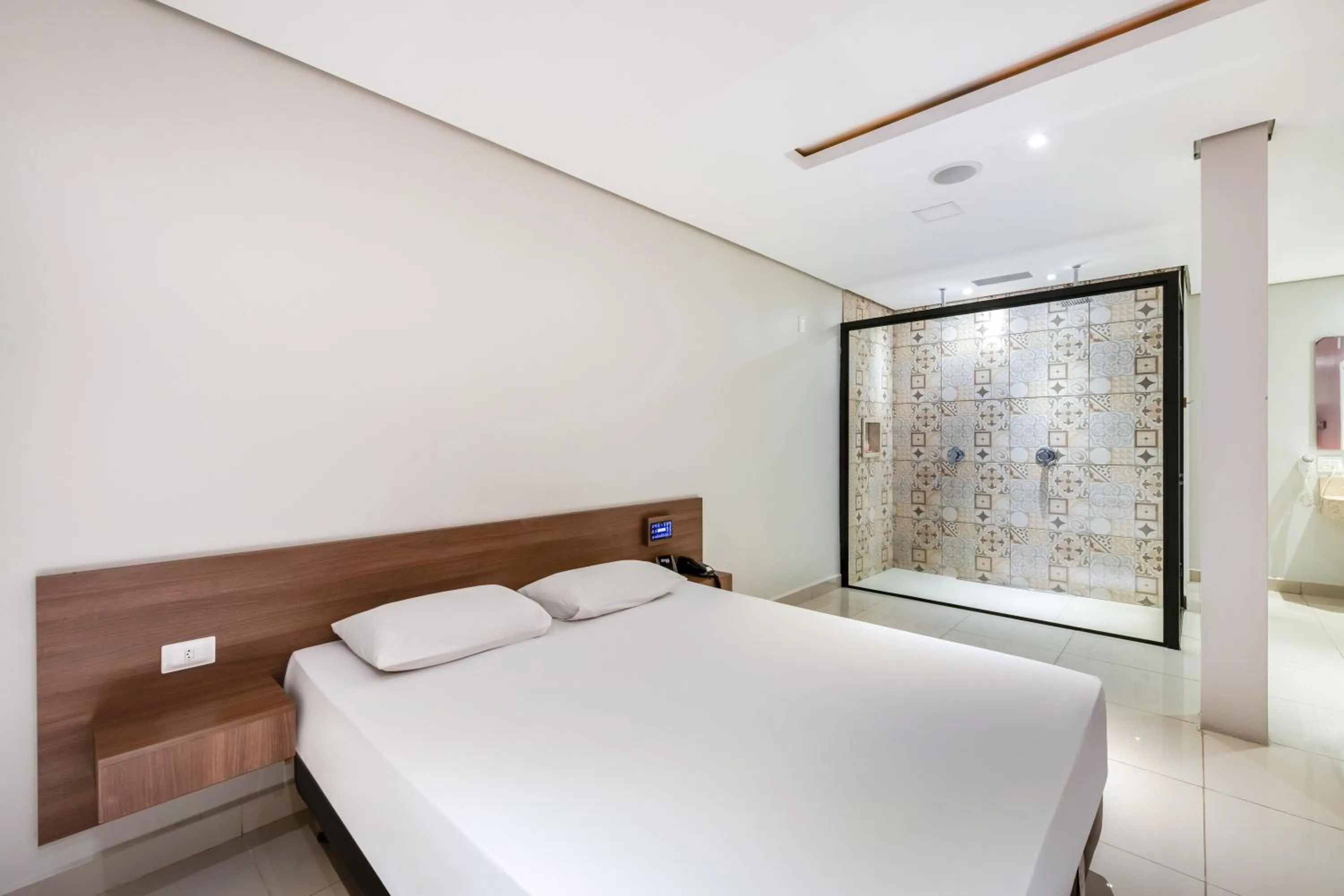 Bedroom, Bed in Plaza Motel