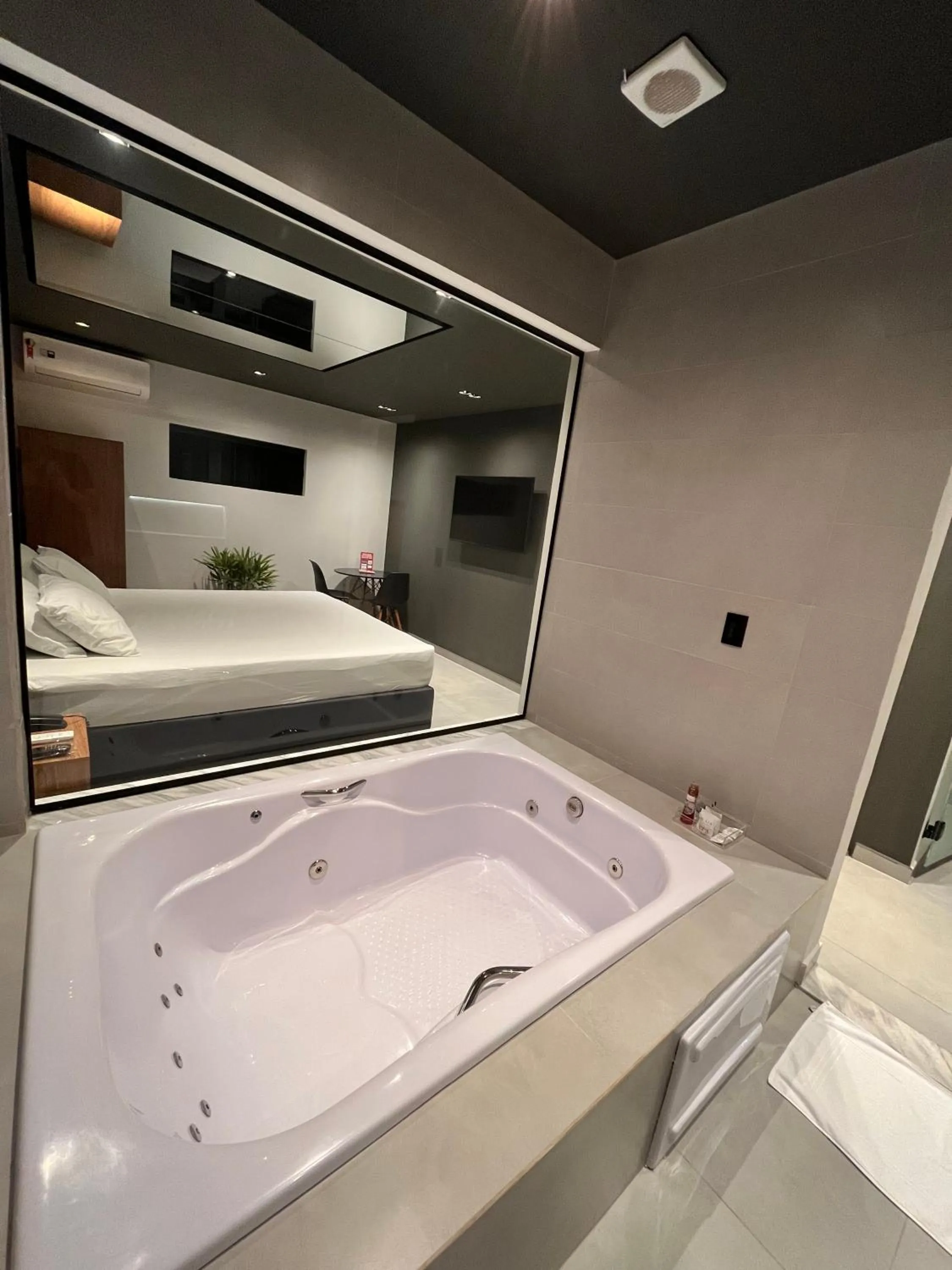 Hot Tub, Bed in Plaza Motel